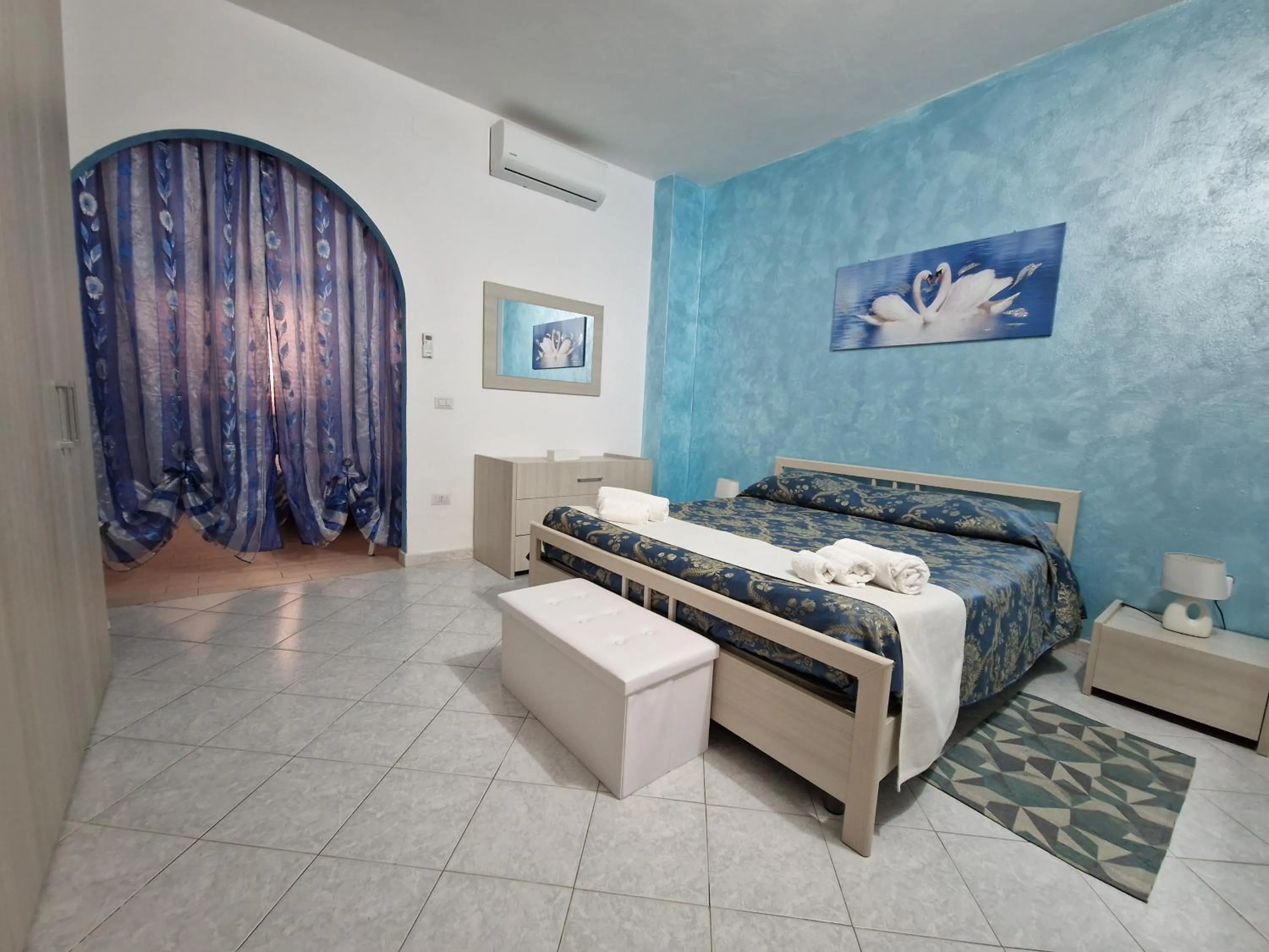 Bed in SANTA VENERE Apartments "PARCHEGGIO interno MOTO-AUTO" Ricarica auto Elettriche
