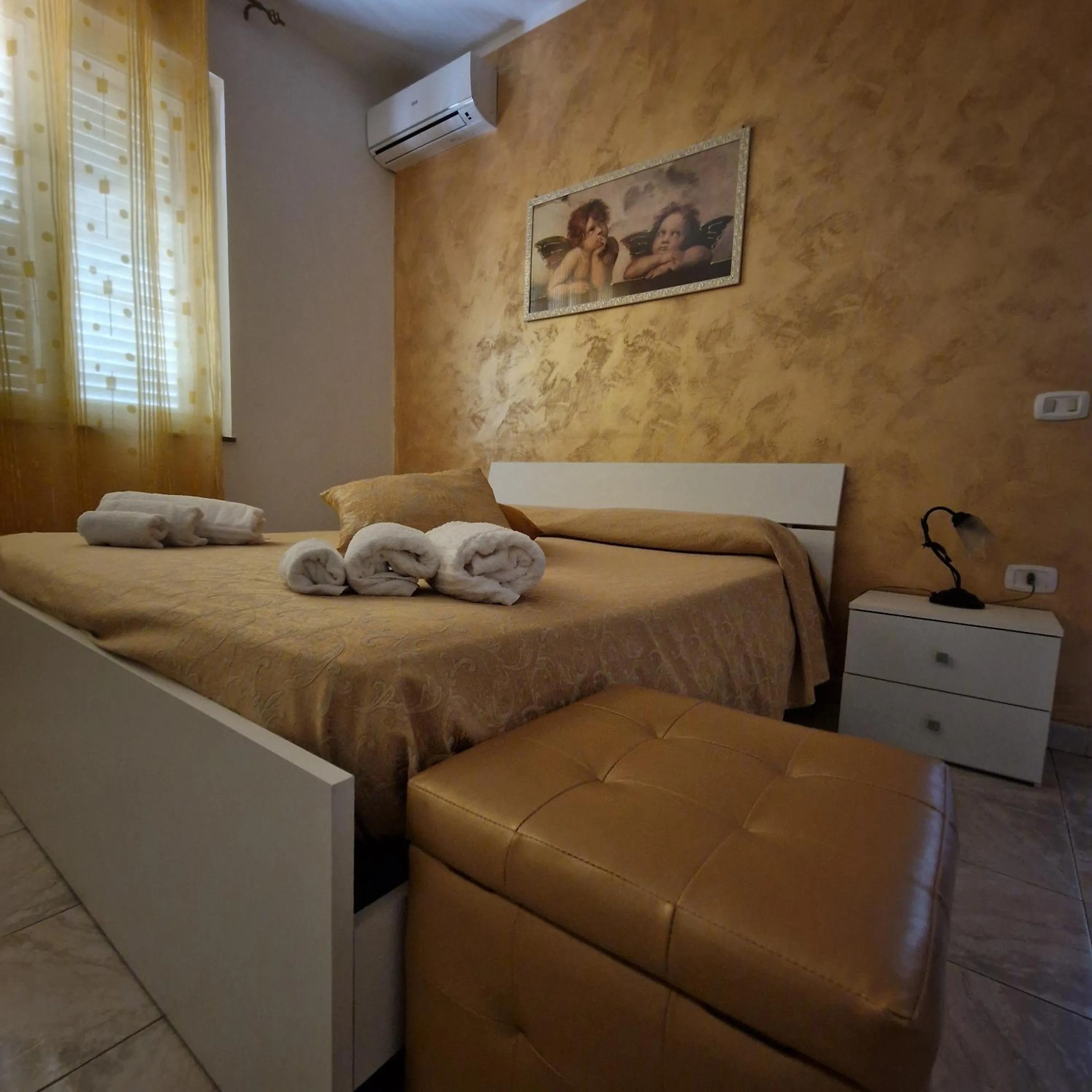 Bed in SANTA VENERE Apartments "PARCHEGGIO interno MOTO-AUTO" Ricarica auto Elettriche