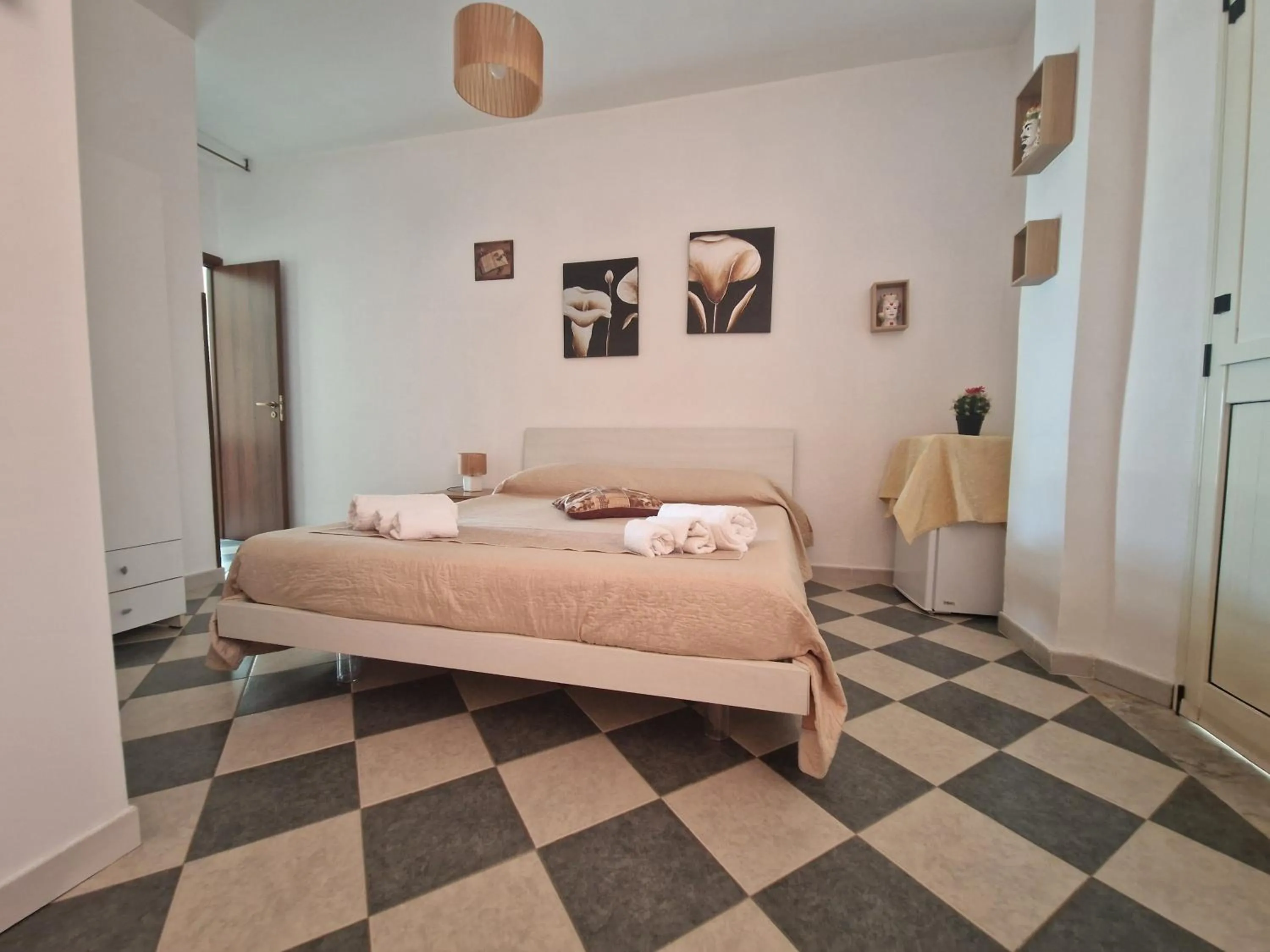 Bed in SANTA VENERE Apartments "PARCHEGGIO interno MOTO-AUTO" Ricarica auto Elettriche