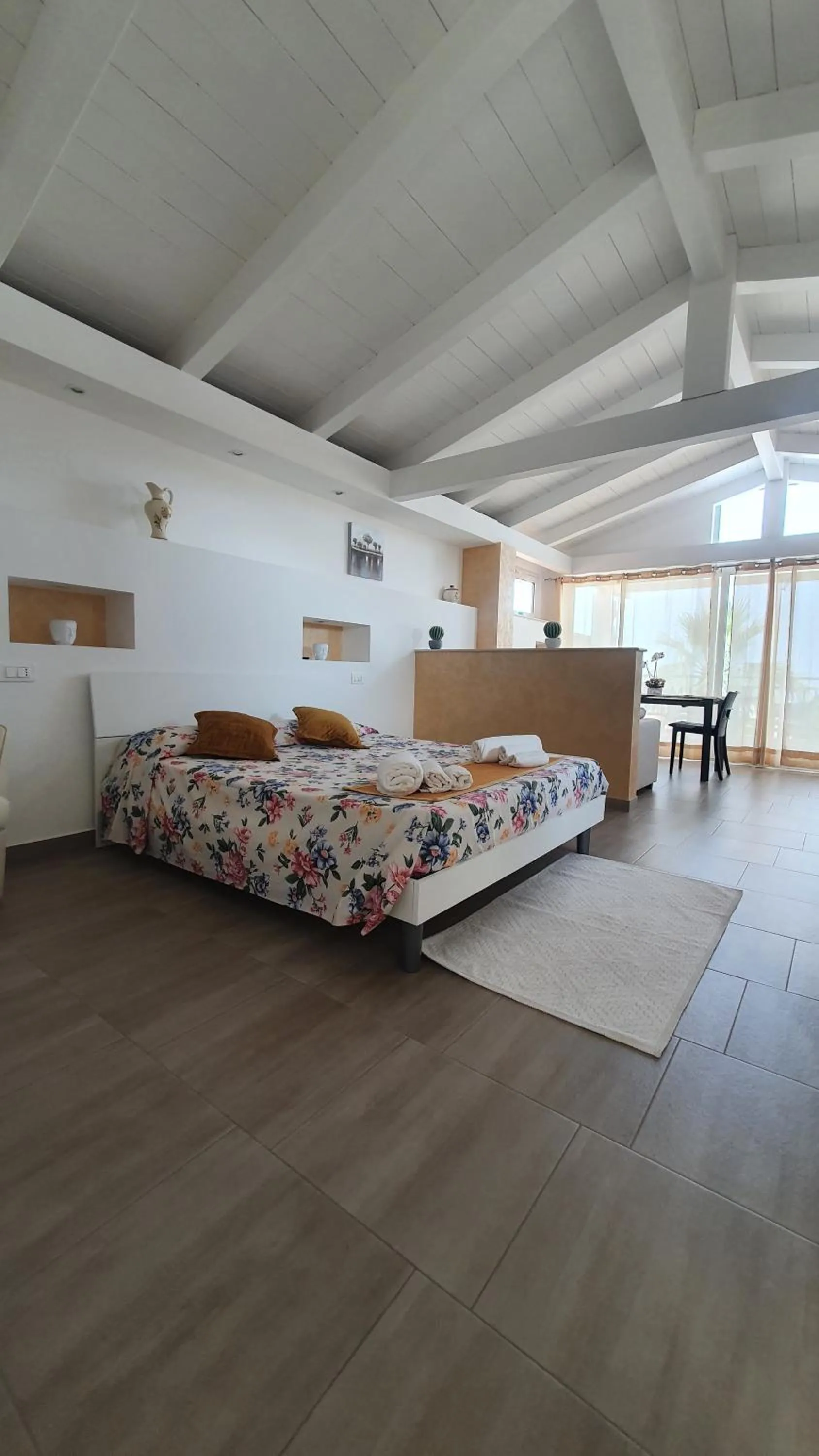 Bed in SANTA VENERE Apartments "PARCHEGGIO interno MOTO-AUTO" Ricarica auto Elettriche