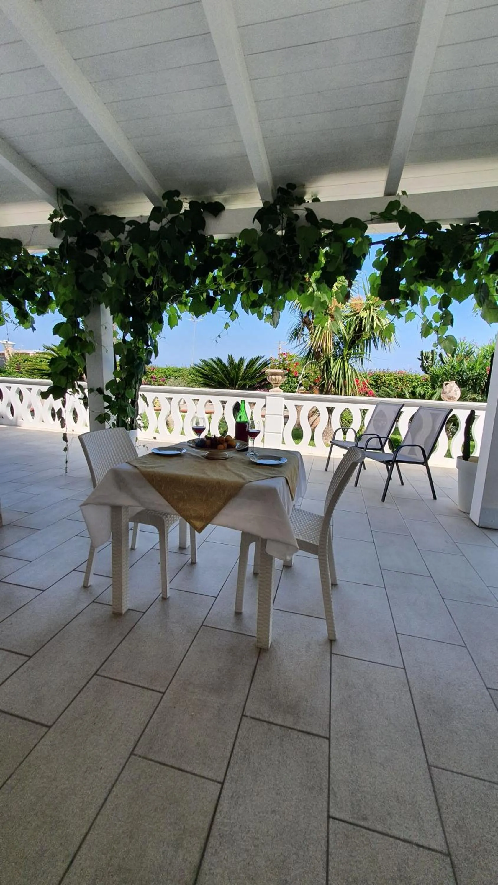 Patio in SANTA VENERE Apartments "PARCHEGGIO interno MOTO-AUTO" Ricarica auto Elettriche