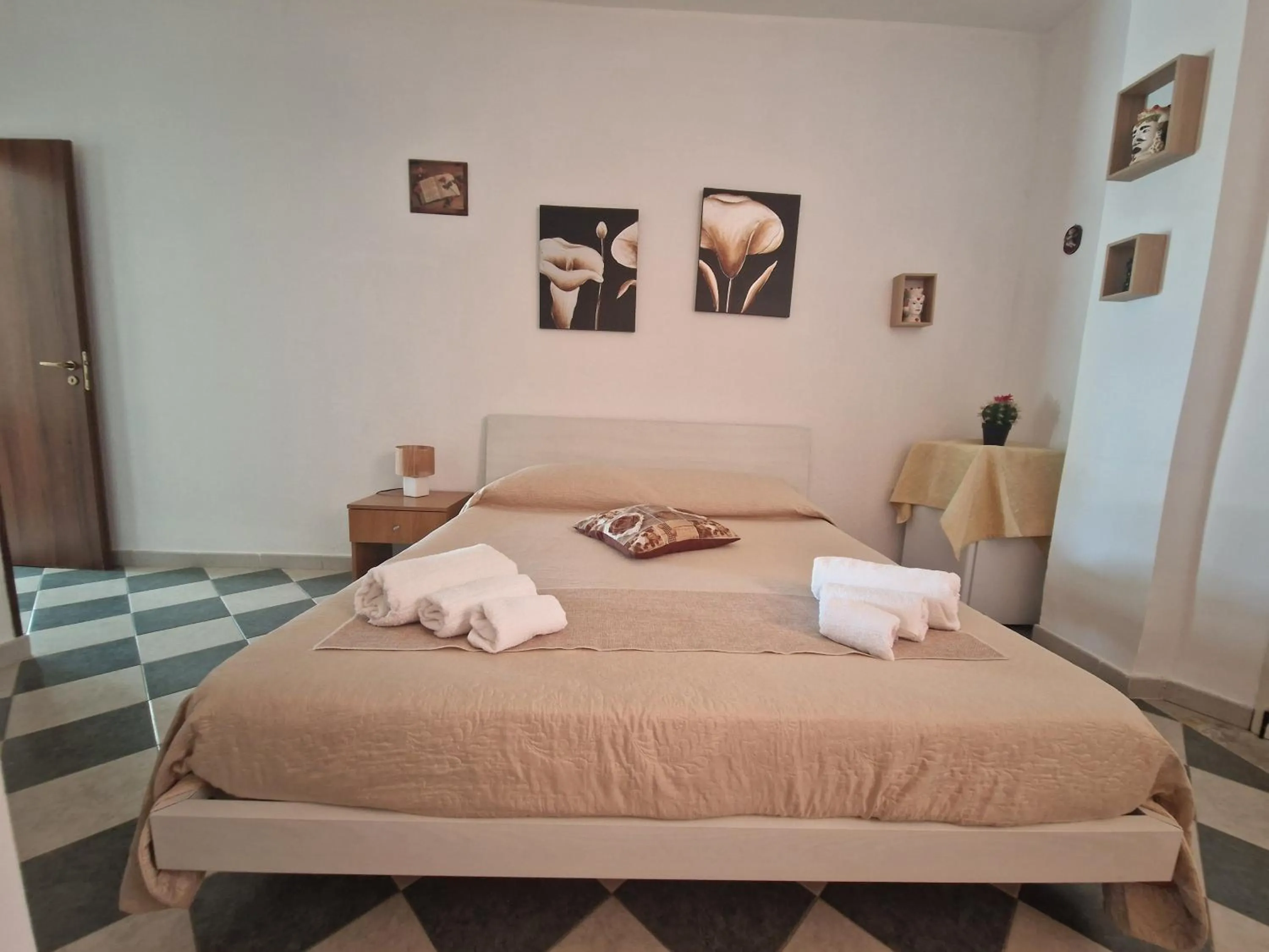 Bed in SANTA VENERE Apartments "PARCHEGGIO interno MOTO-AUTO" Ricarica auto Elettriche
