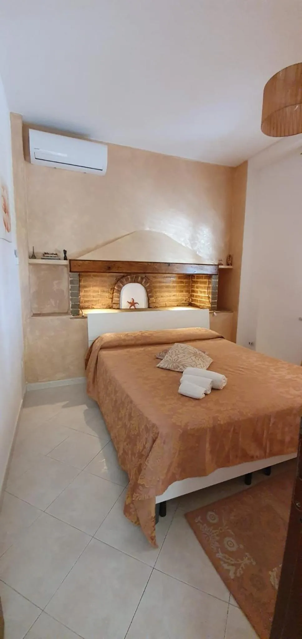 Bed in SANTA VENERE Apartments "PARCHEGGIO interno MOTO-AUTO" Ricarica auto Elettriche