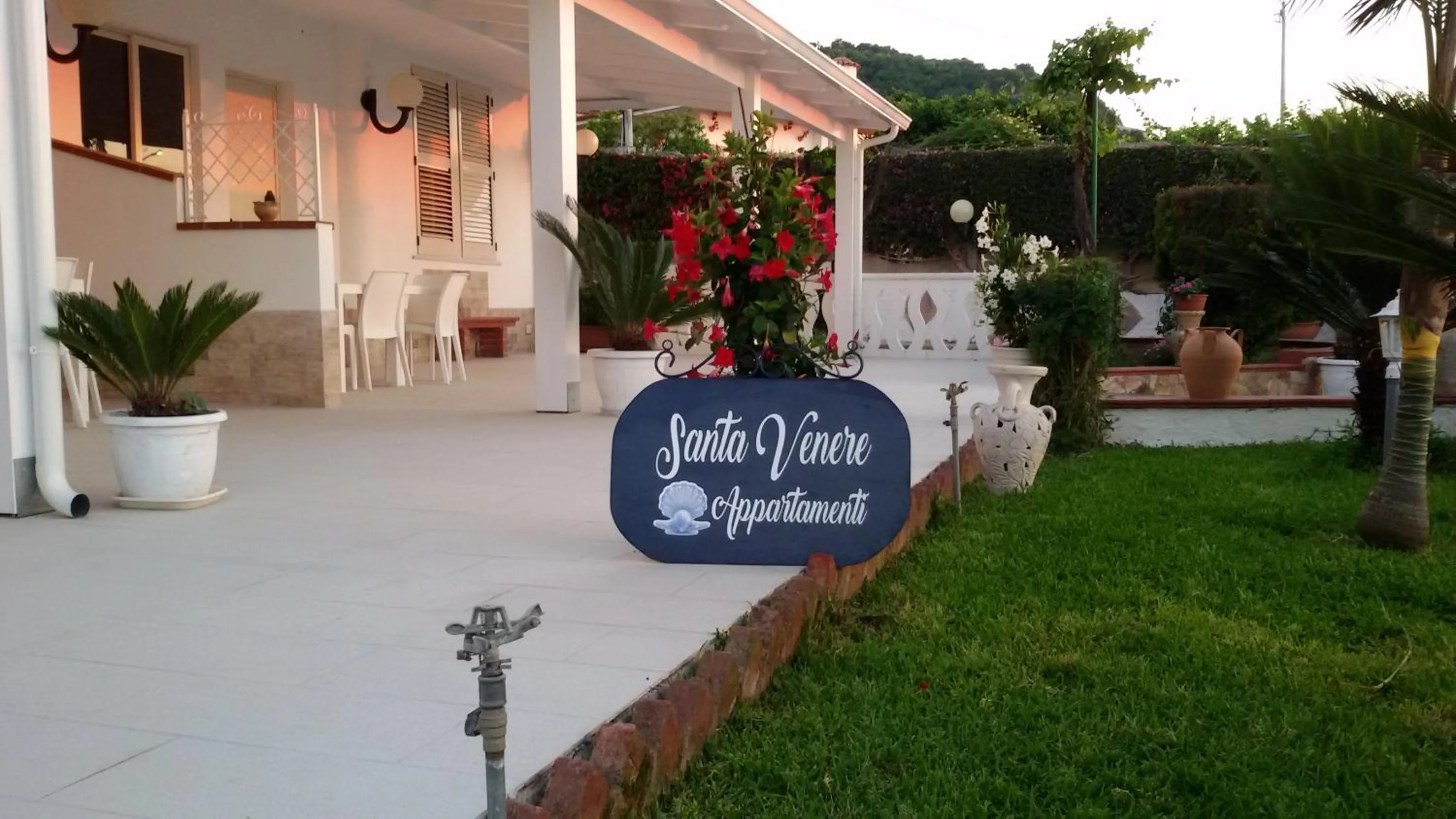 Patio in SANTA VENERE Apartments "PARCHEGGIO interno MOTO-AUTO" Ricarica auto Elettriche