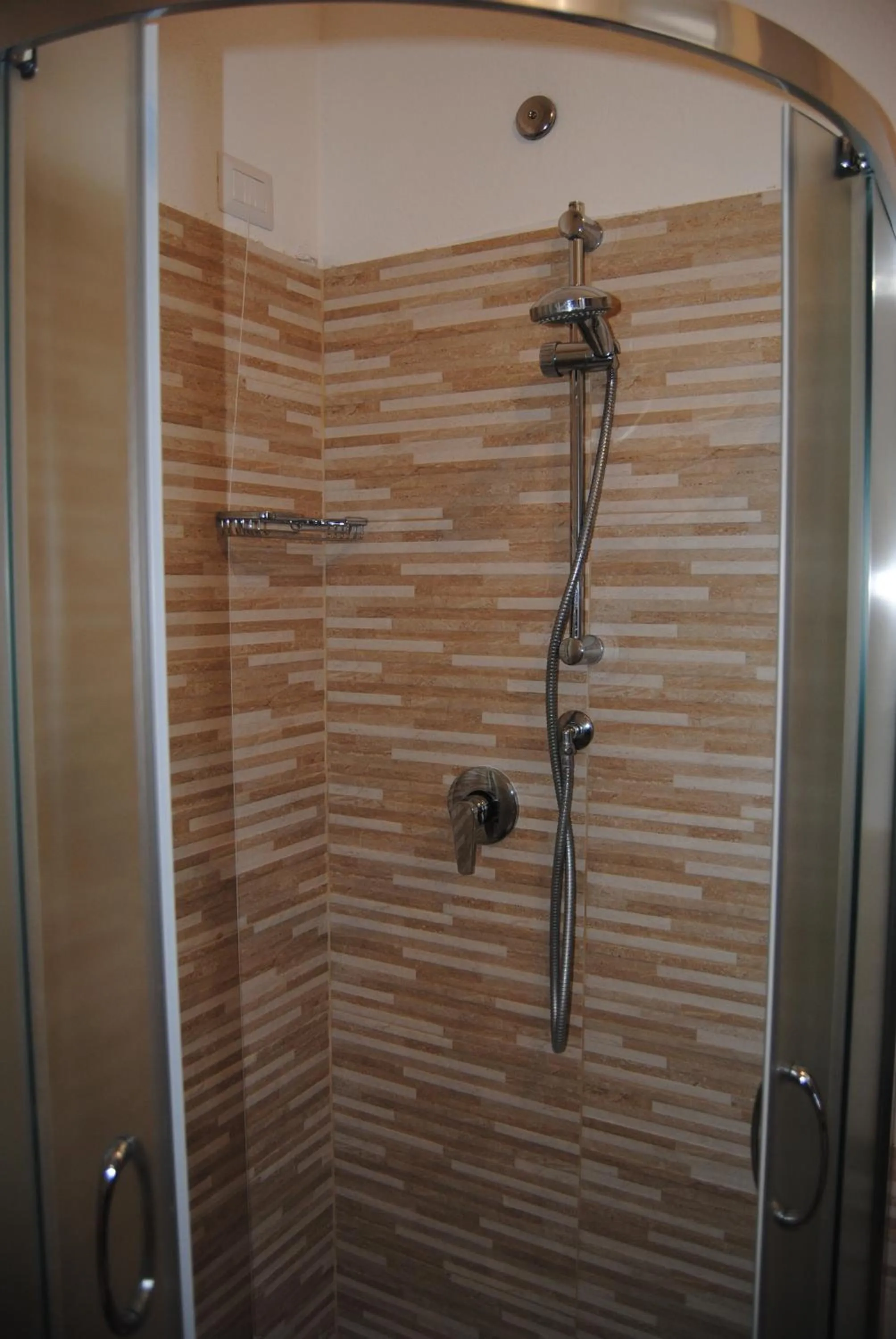Shower in SANTA VENERE Apartments "PARCHEGGIO interno MOTO-AUTO" Ricarica auto Elettriche
