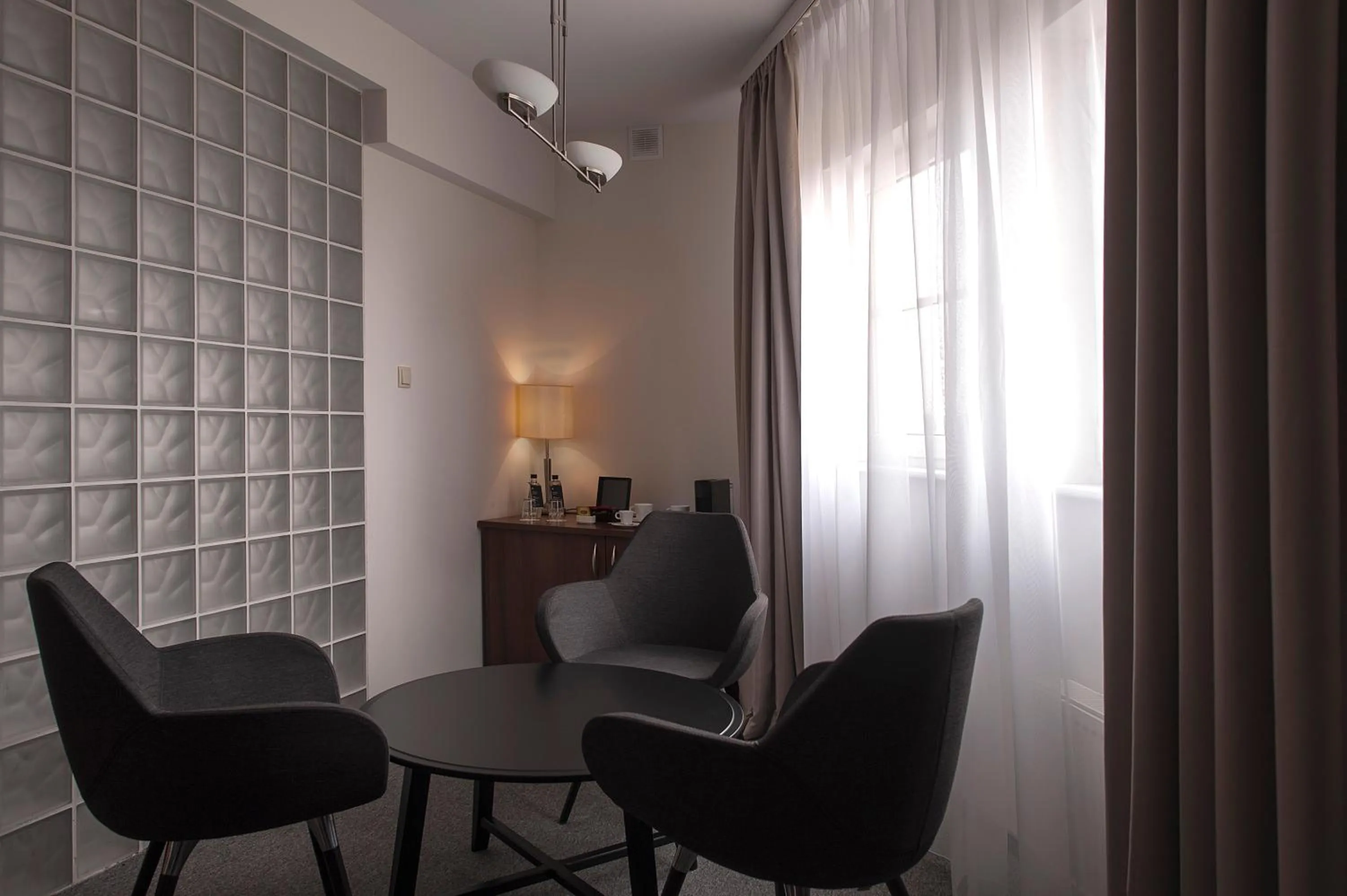 Photo of the whole room, Seating Area in Best Western Hotel Edison