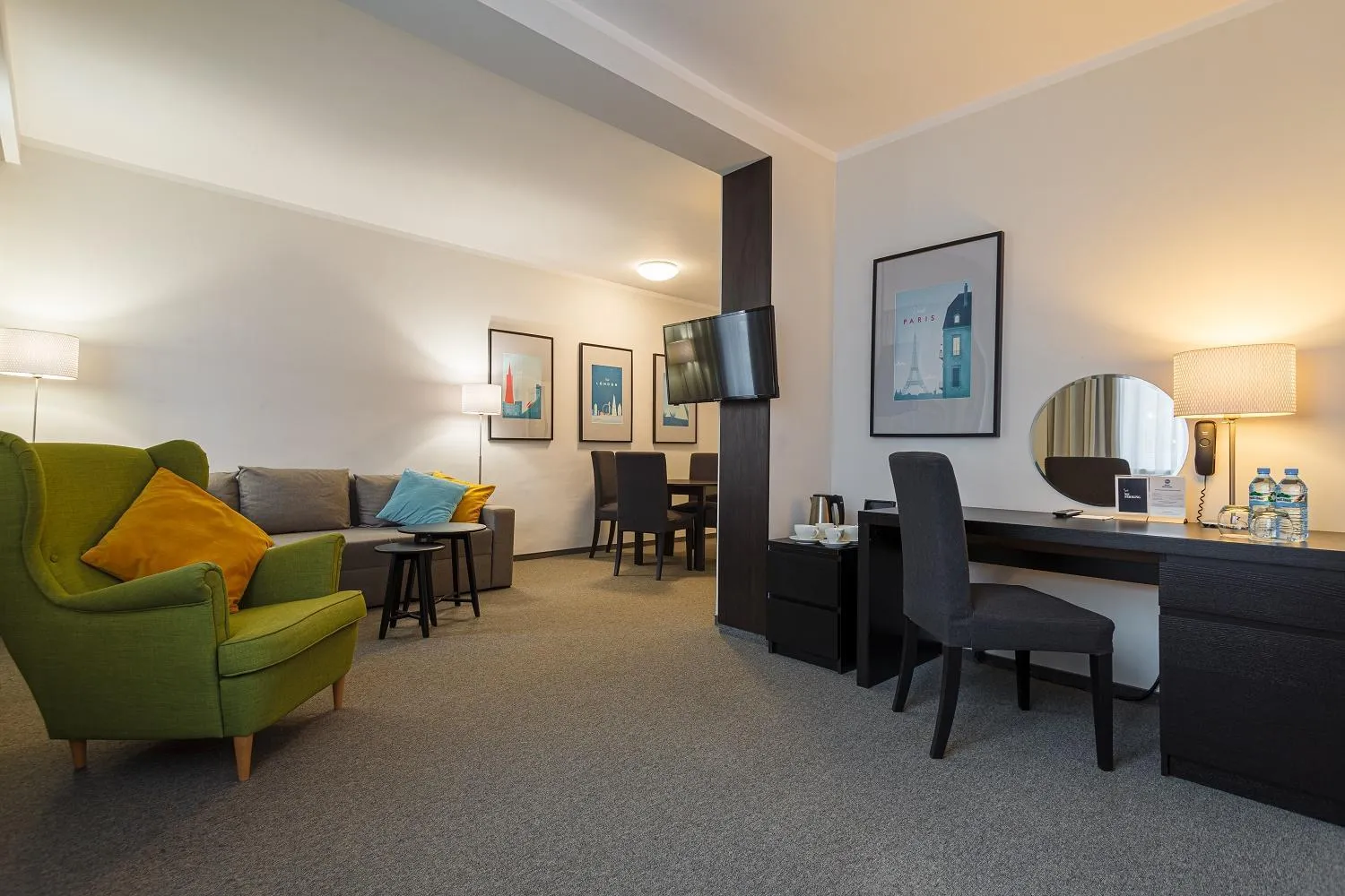 Photo of the whole room, Seating Area in Best Western Hotel Edison