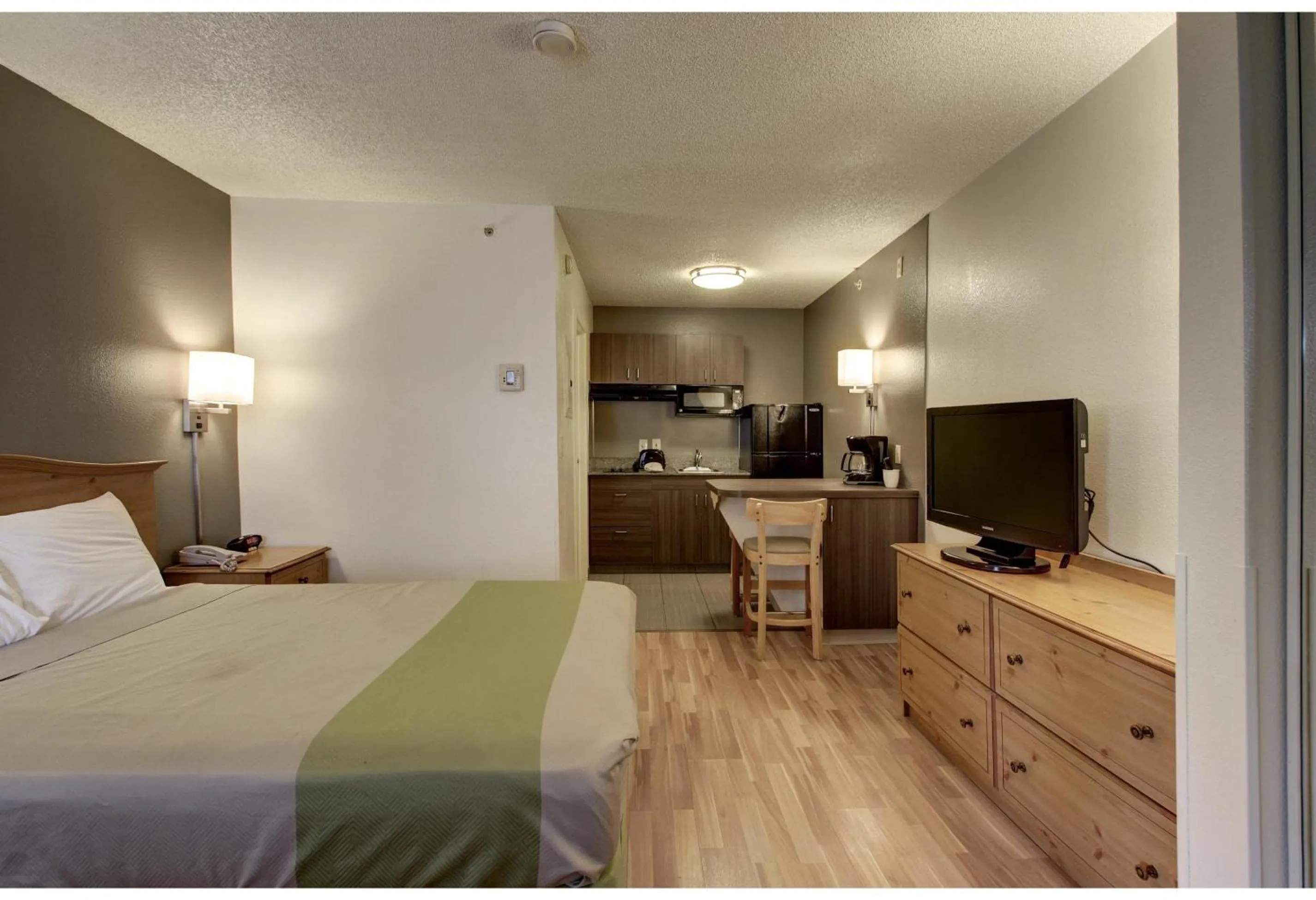 Bedroom, Bed in Studio 6 - Murray, UT