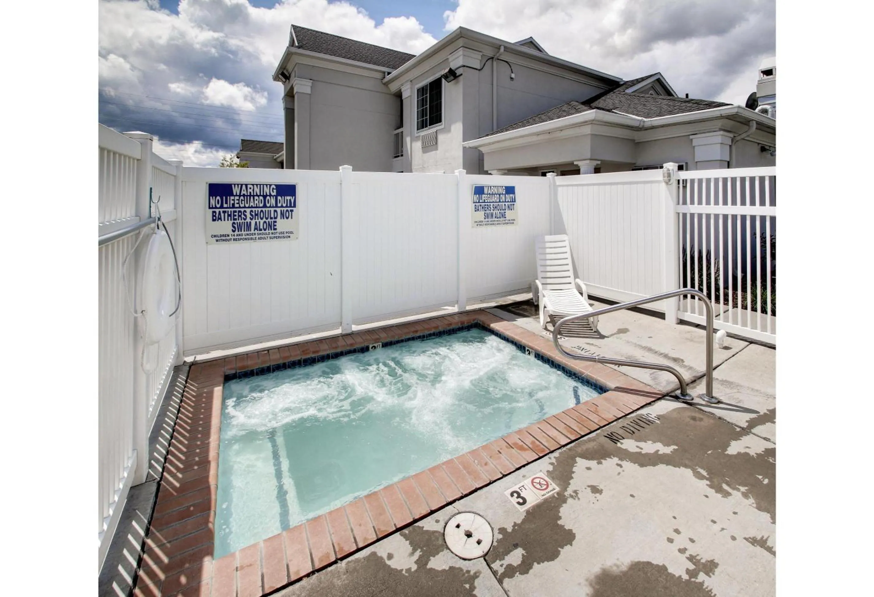 Pool view in Studio 6 - Murray, UT
