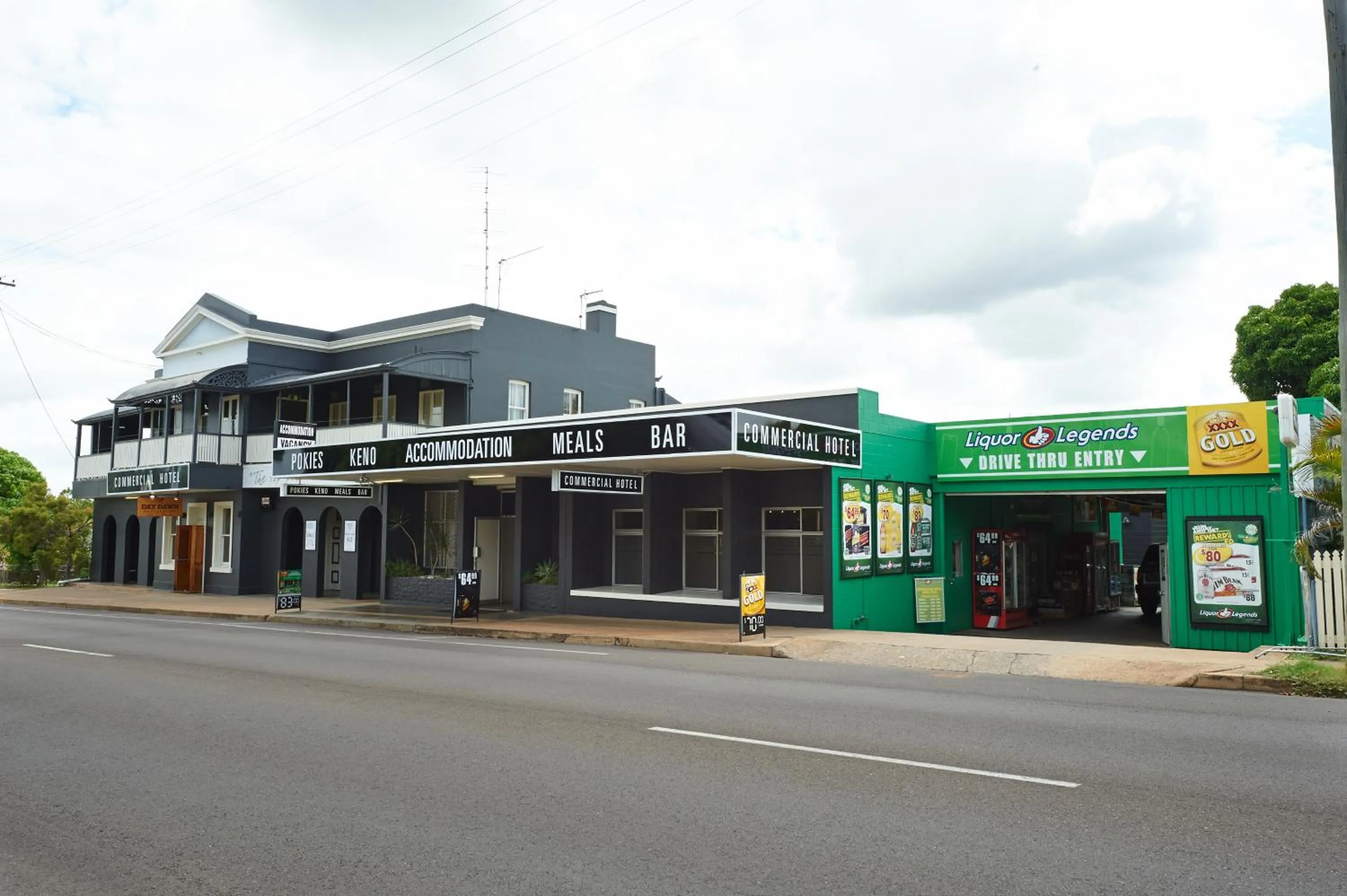 Facade/entrance in Commercial Hotel