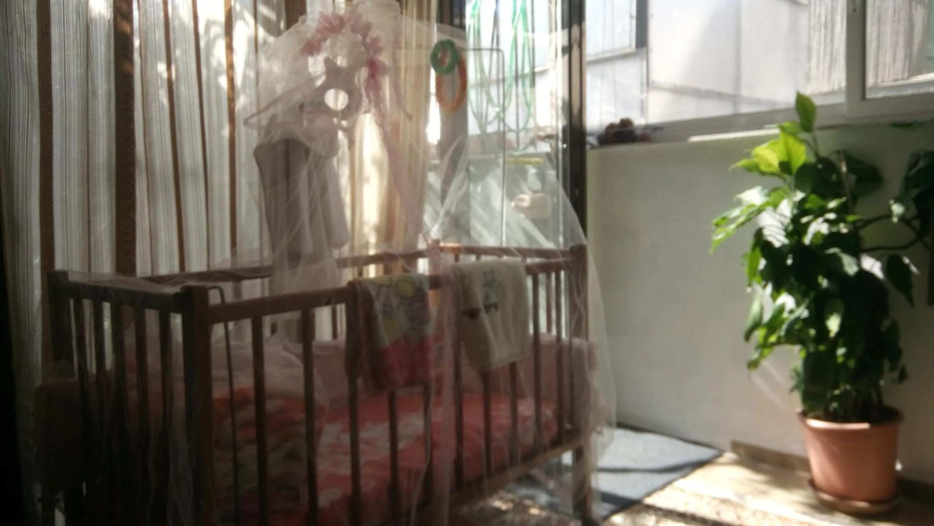 cot in Villa George - Family Holidays