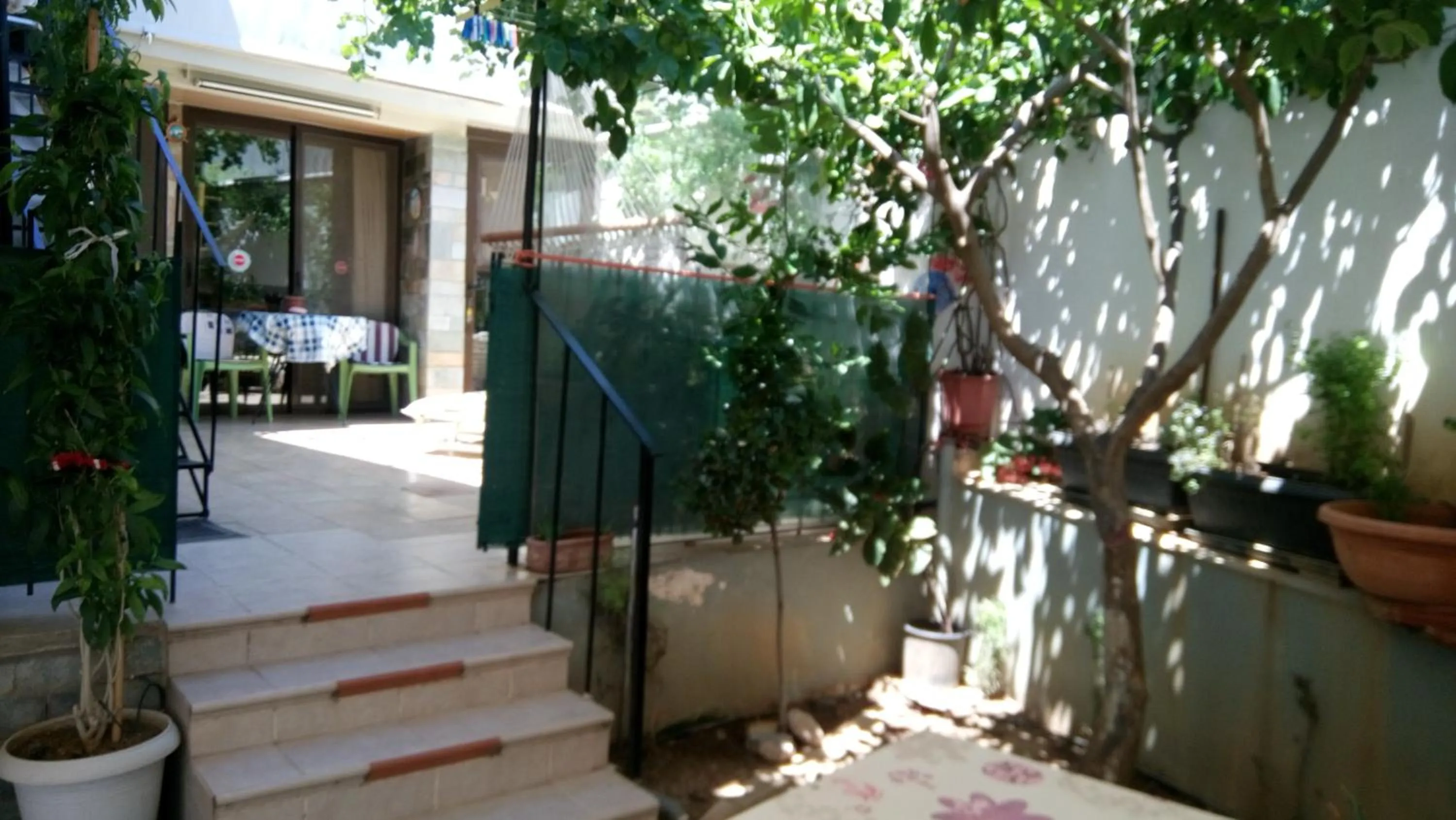 Garden in Villa George - Family Holidays