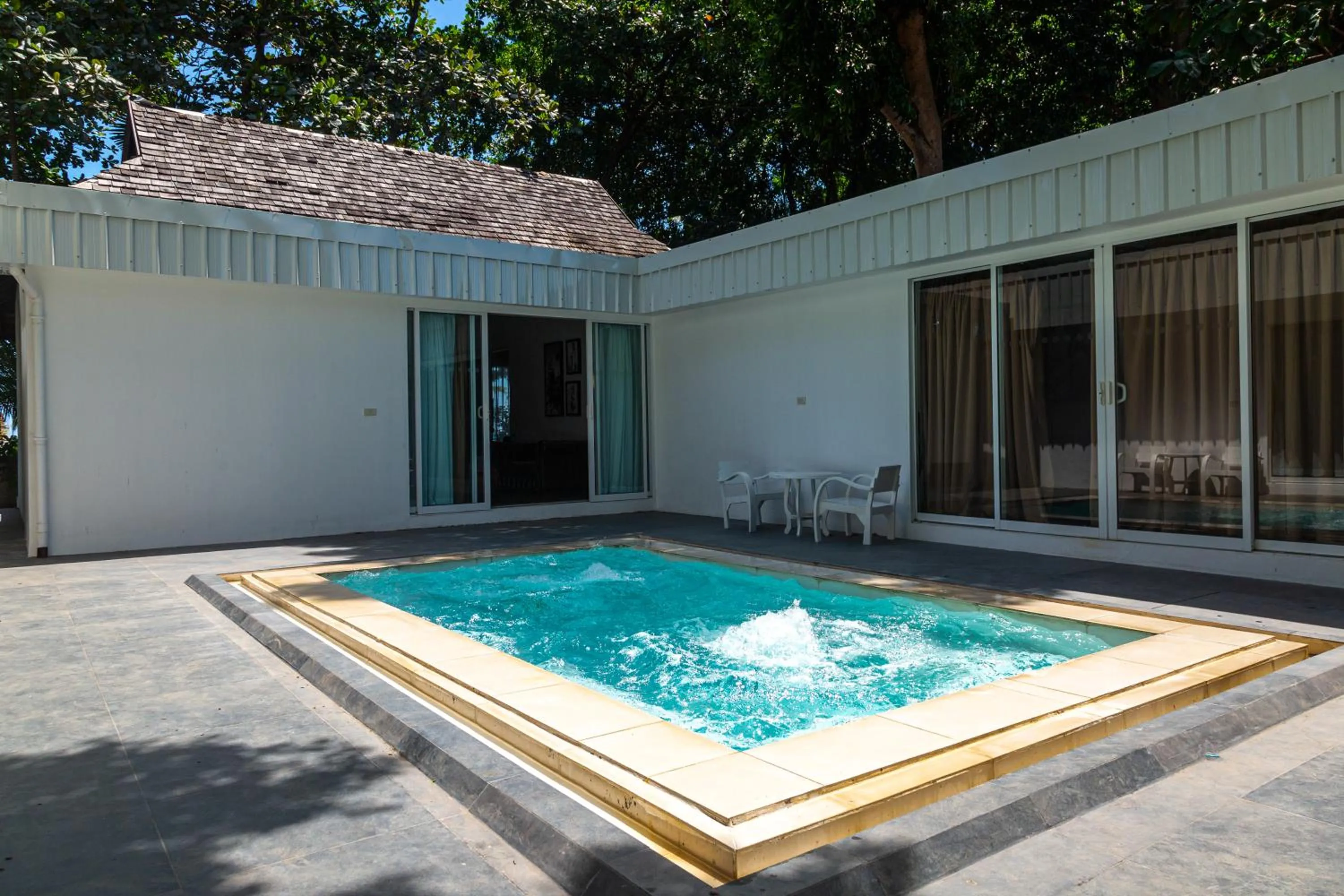 Swimming pool in Zara Beach Resort Koh Samui