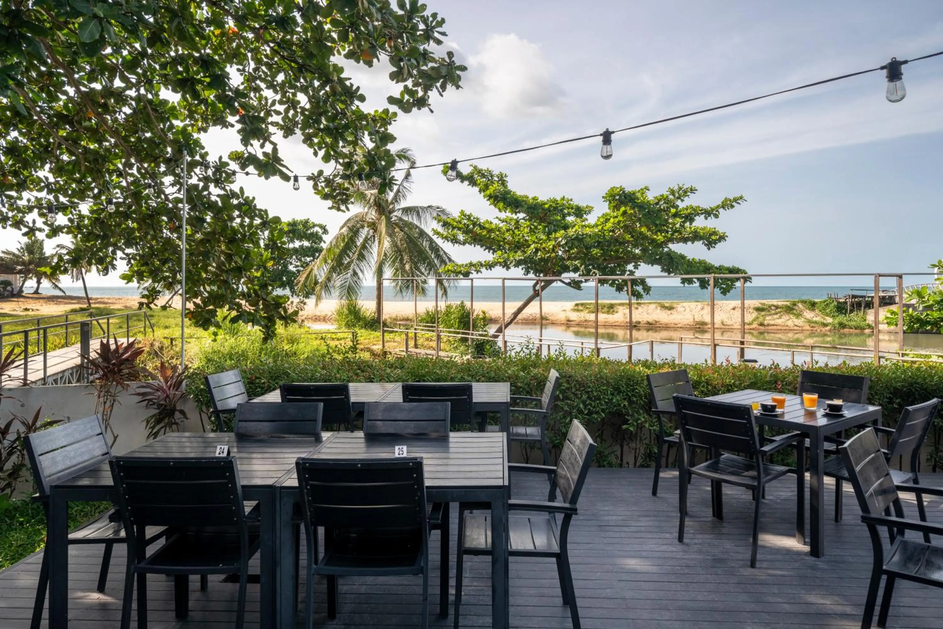 Dining area in Zara Beach Resort Koh Samui