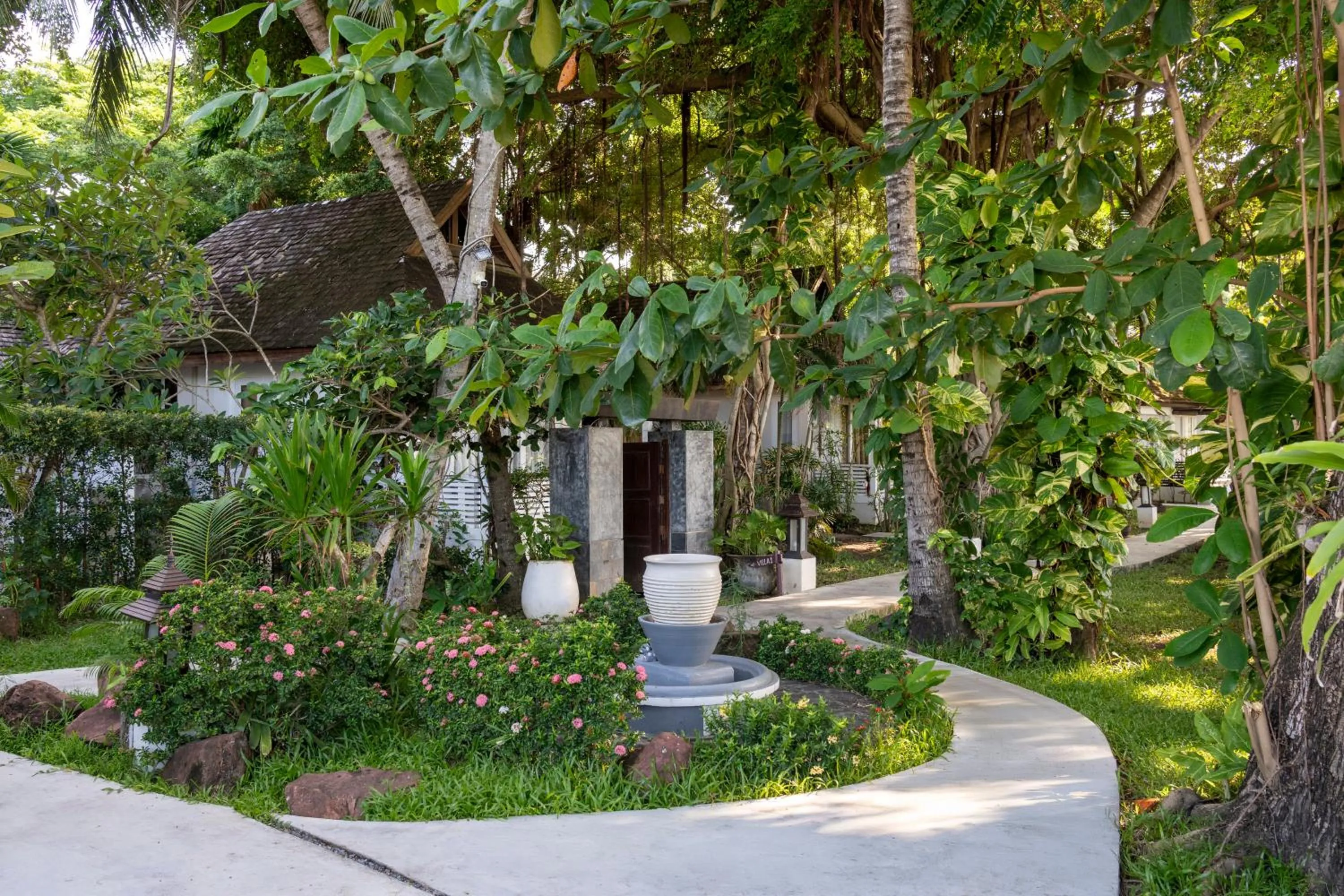 Garden in Zara Beach Resort Koh Samui