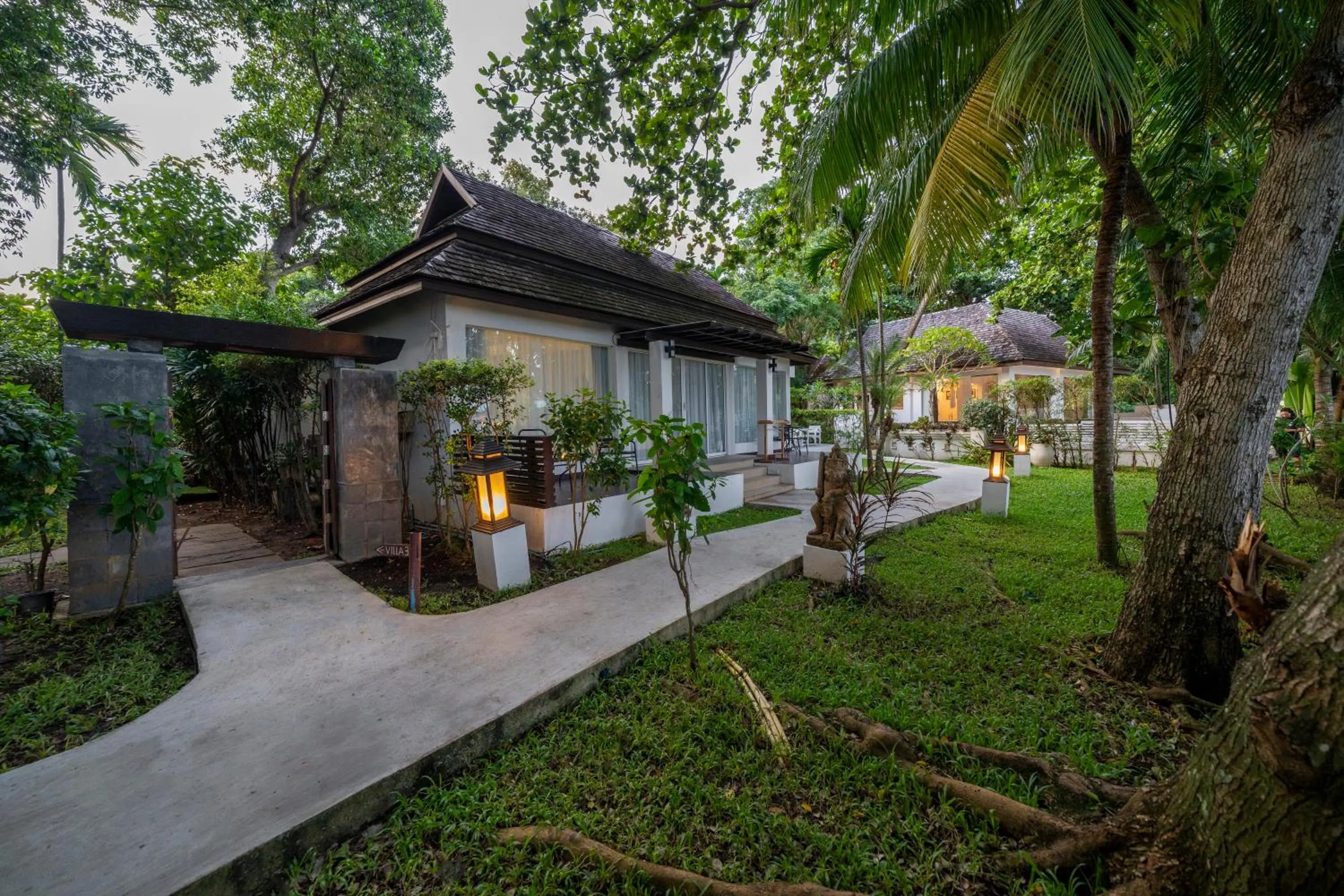 Garden in Zara Beach Resort Koh Samui