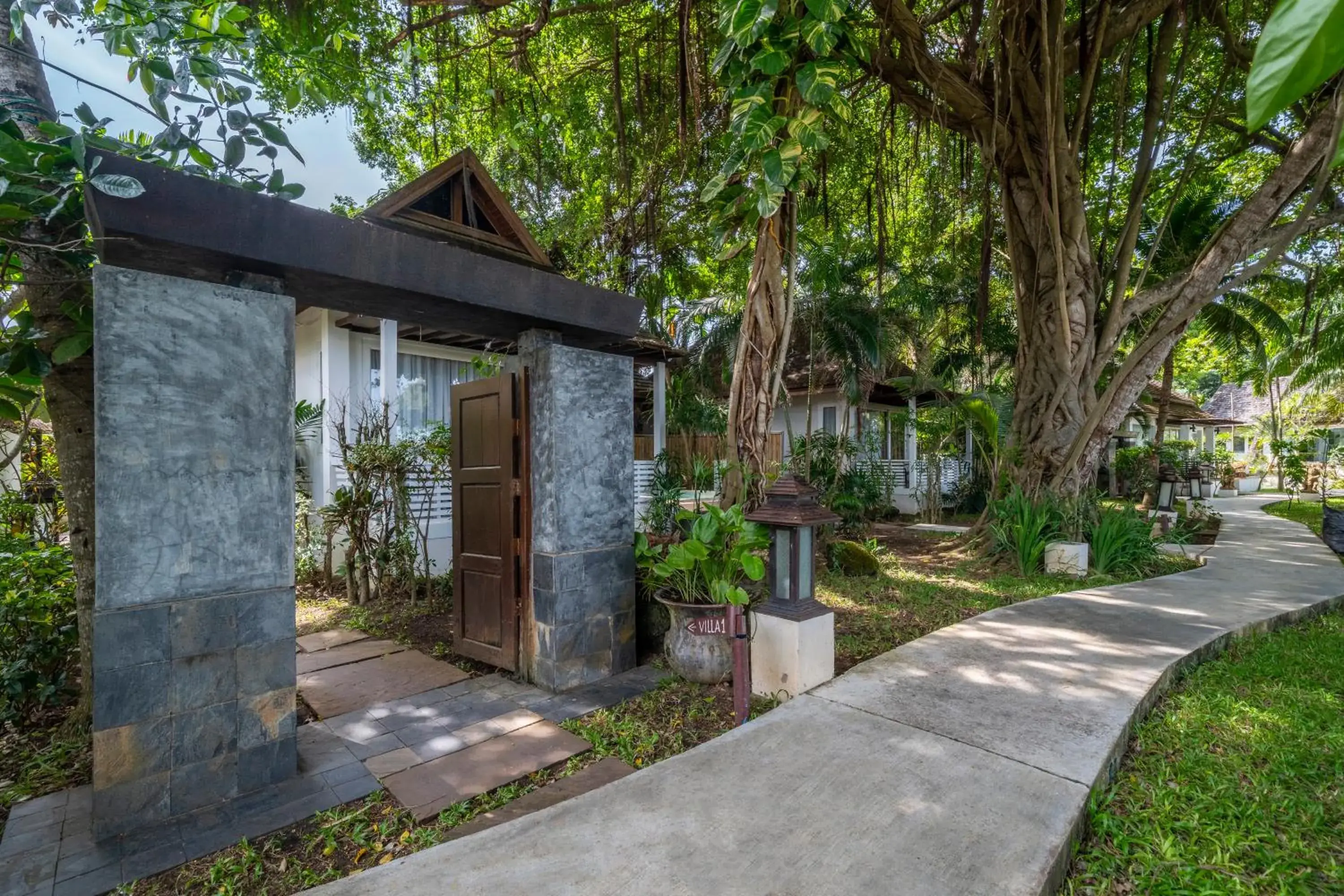 Garden view in Zara Beach Resort Koh Samui Garden view in Zara Beach Resort Koh Samui