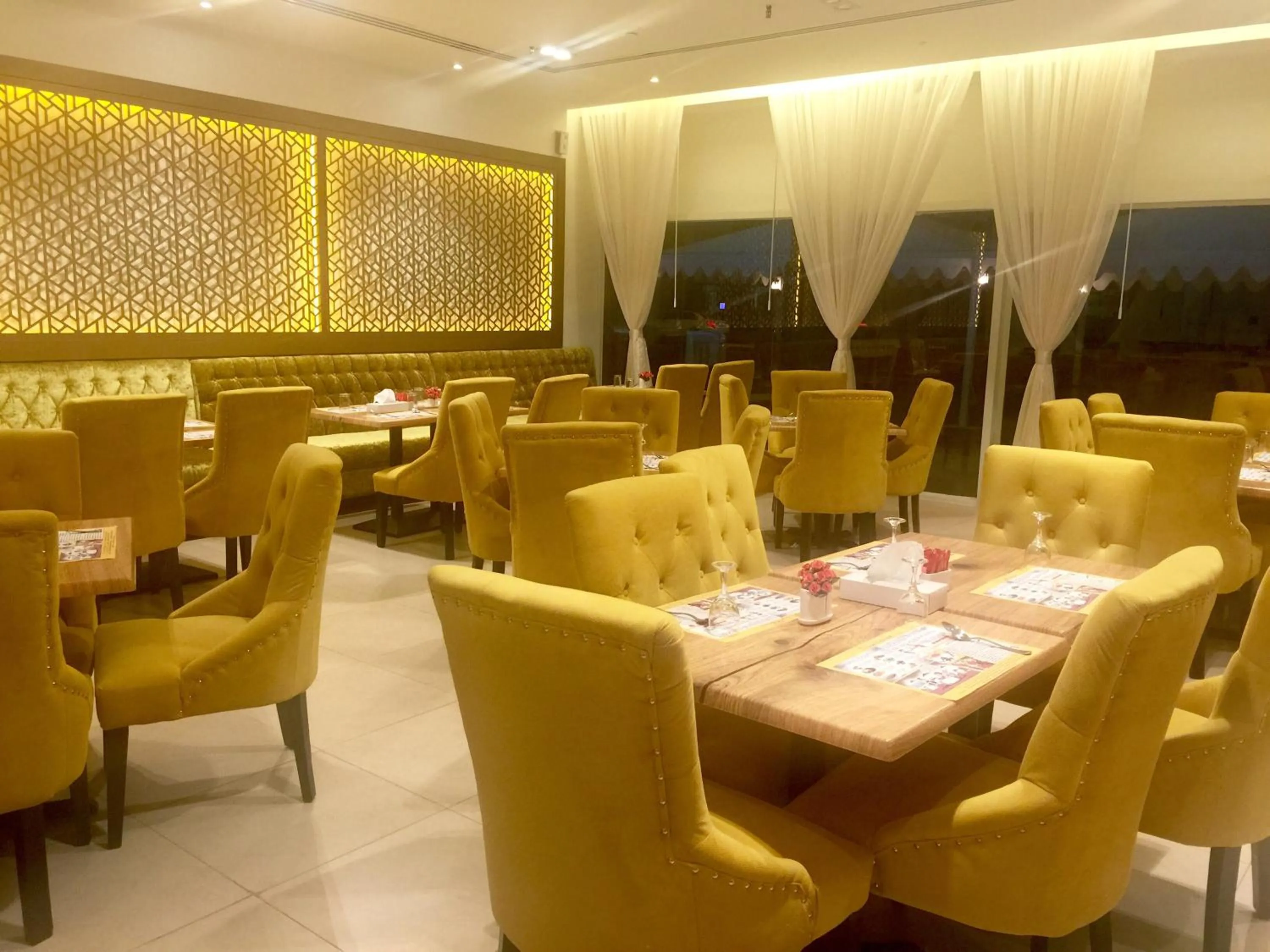 Restaurant/places to eat in Royal Falcon Hotel