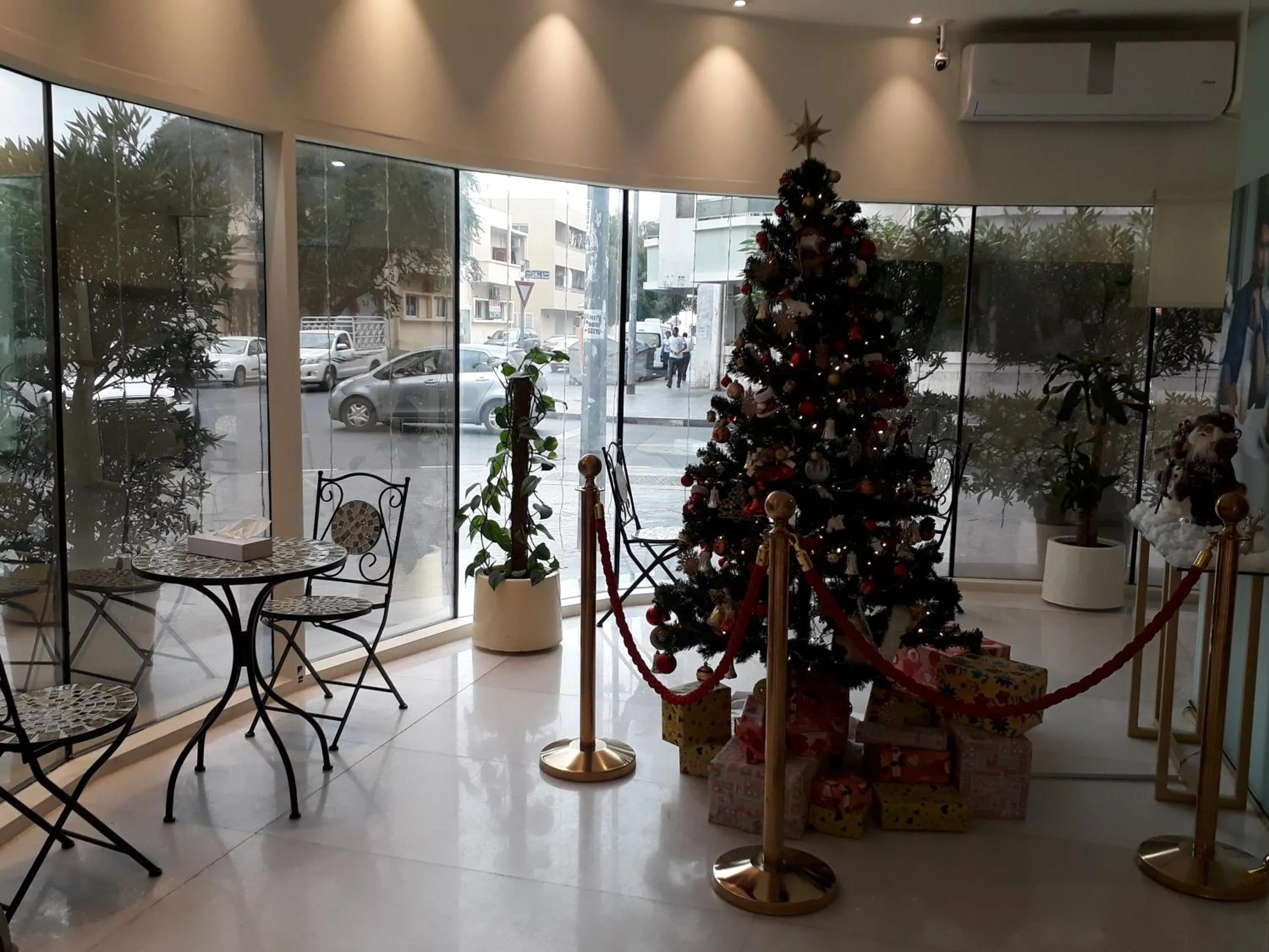 Restaurant/places to eat in Royal Falcon Hotel