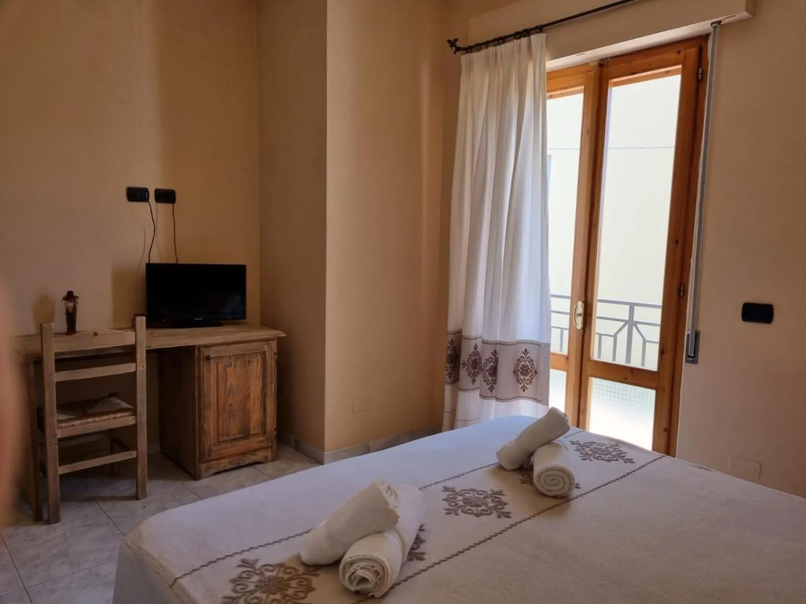 Balcony/Terrace, Bed in Hotel Plammas