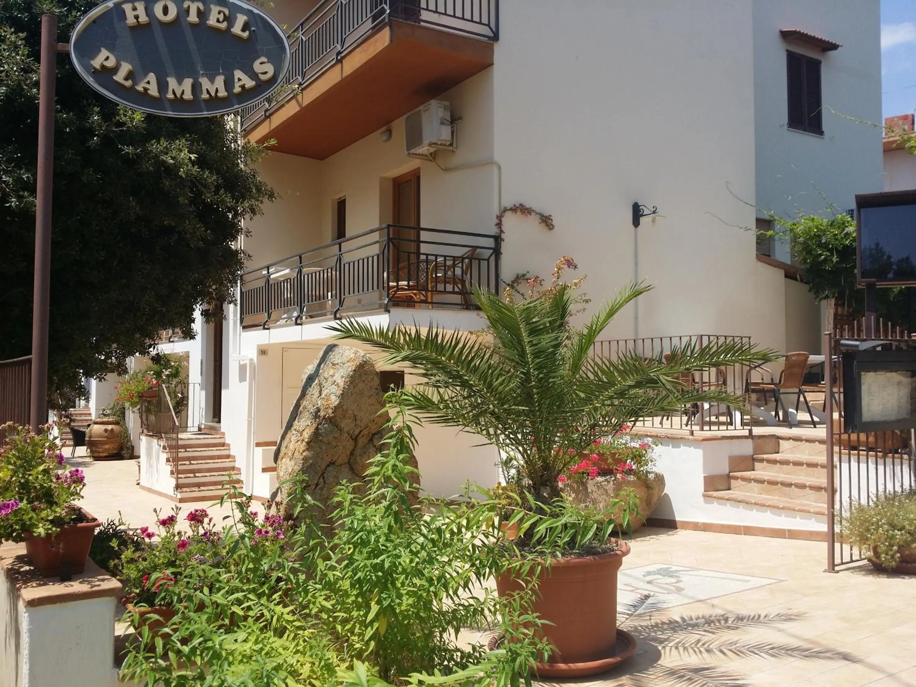 Facade/entrance in Hotel Plammas