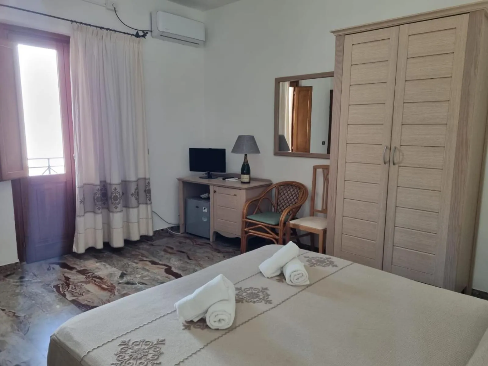 TV and multimedia, Bed in Hotel Plammas