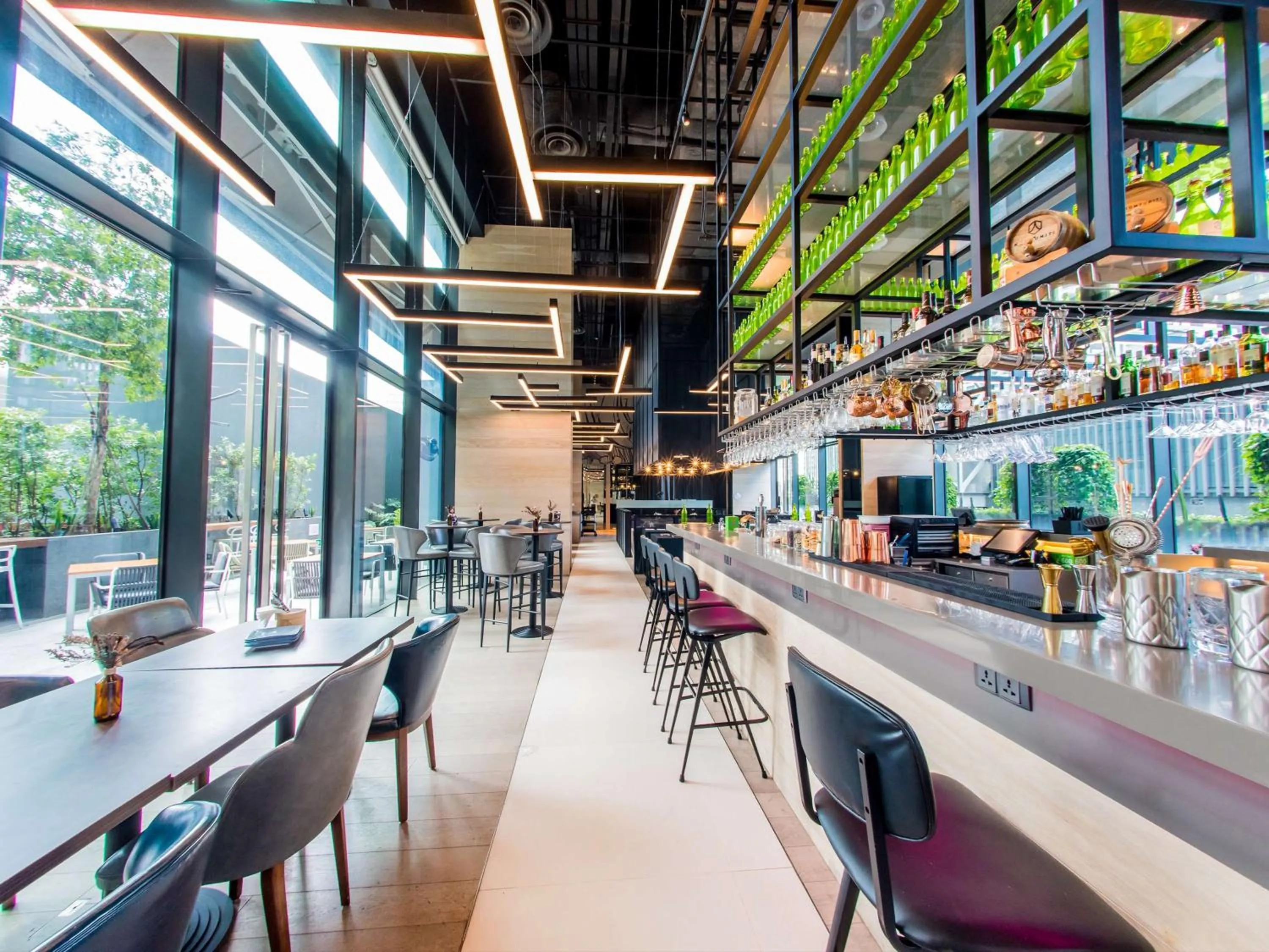 Lounge or bar in YOTEL Singapore Orchard Road