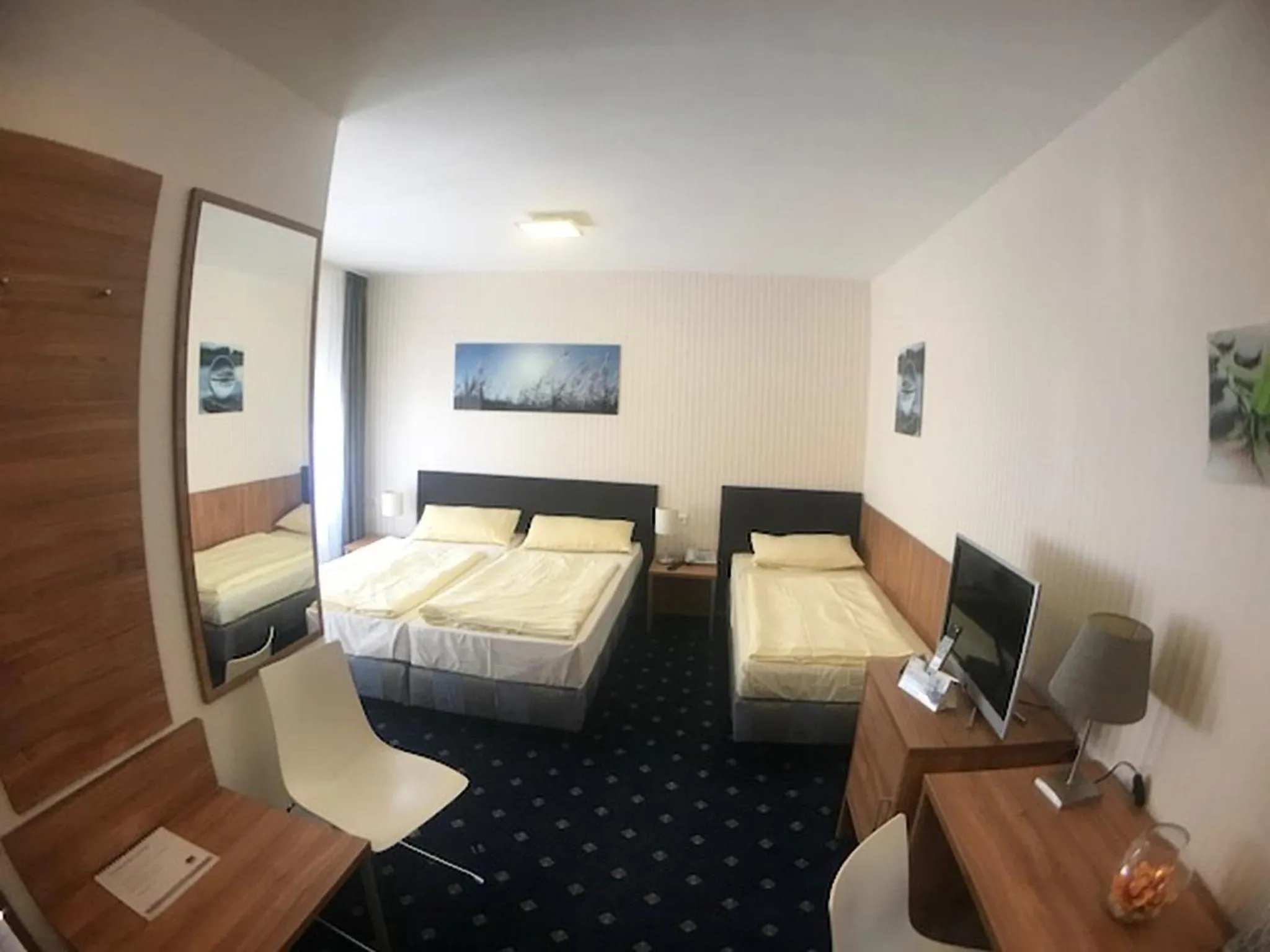 Bedroom, Bed in Hotel Restaurant Benger