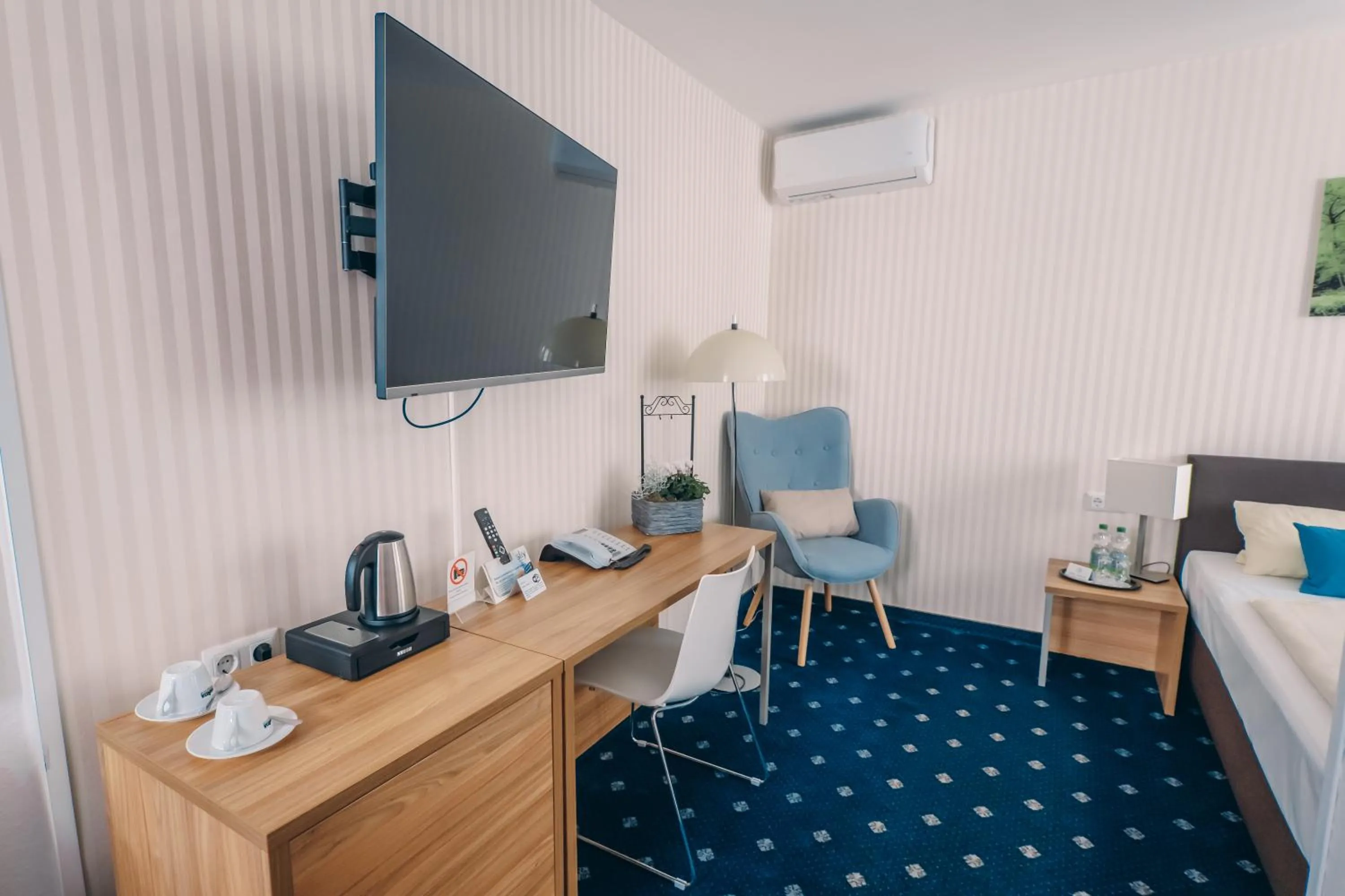 TV and multimedia, Bed in Hotel Restaurant Benger