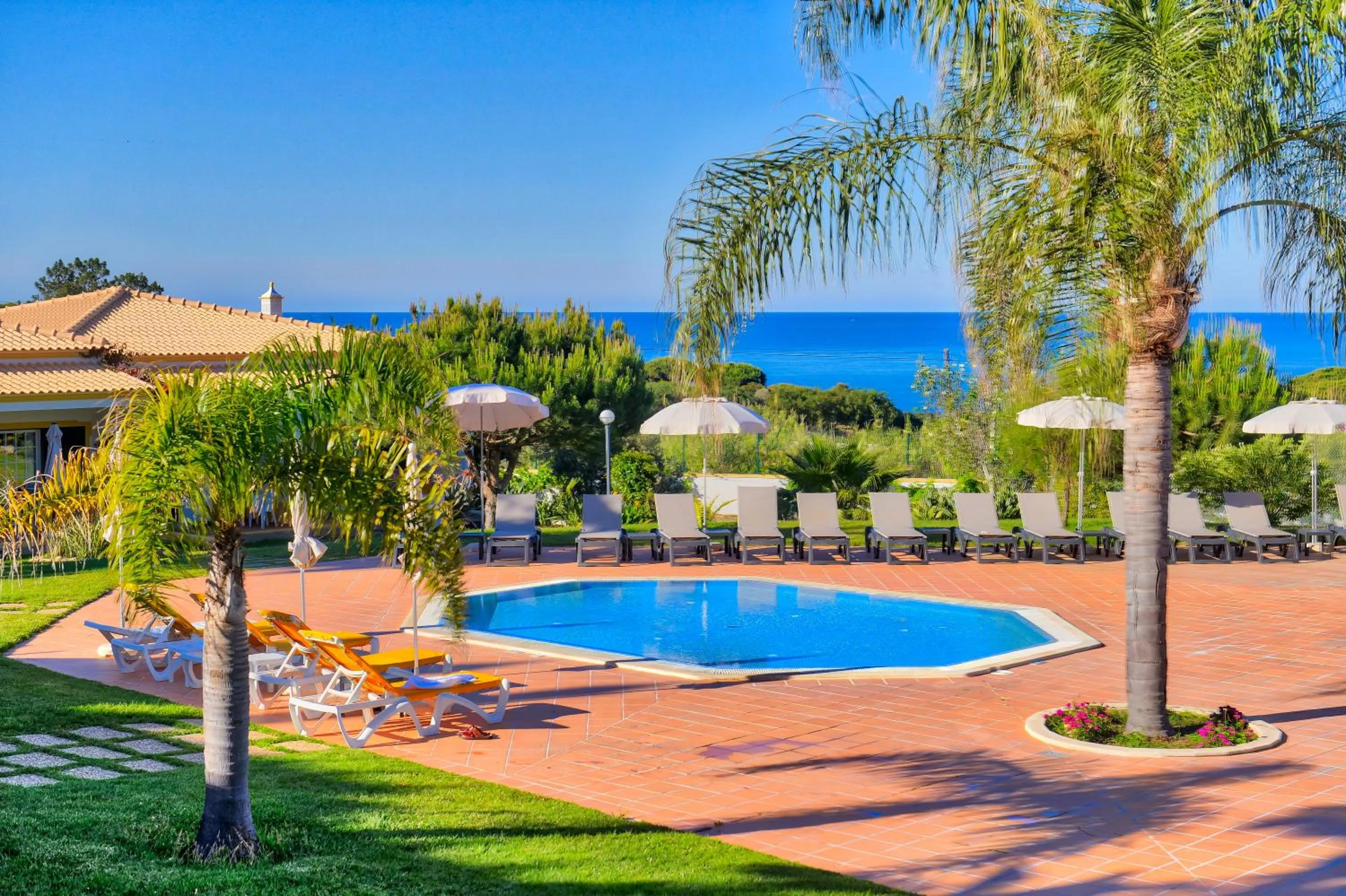 Swimming pool in Moradias Villas Rufino