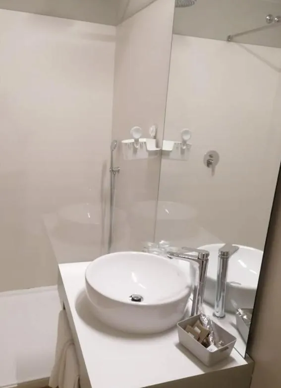 Shower in Hotel Medieval® de Penedono