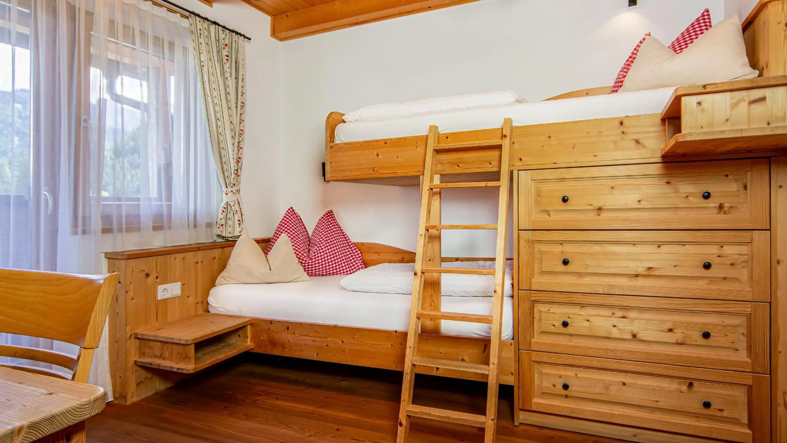 Photo of the whole room, Bed in Roderhof