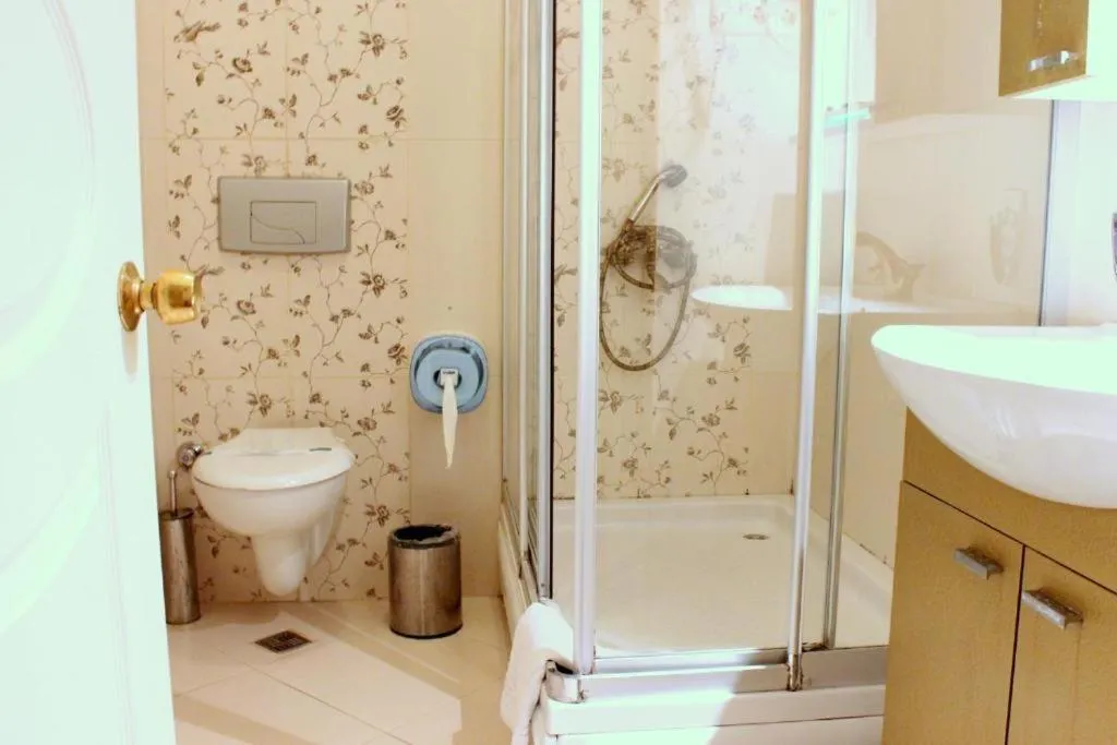 Shower in Hotel Santa Hill