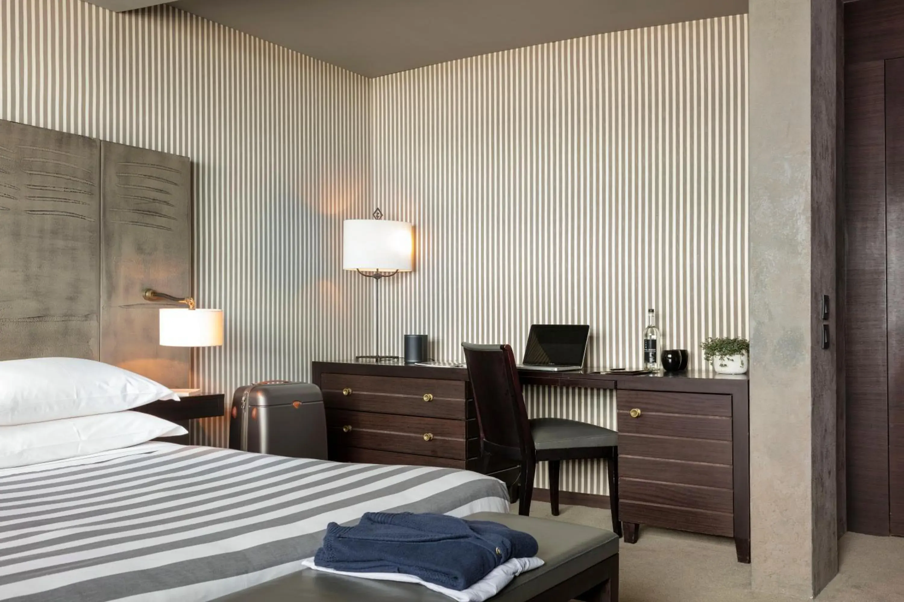 Seating area, Bed in Hotel Square Seating area, Bed in Hotel Square