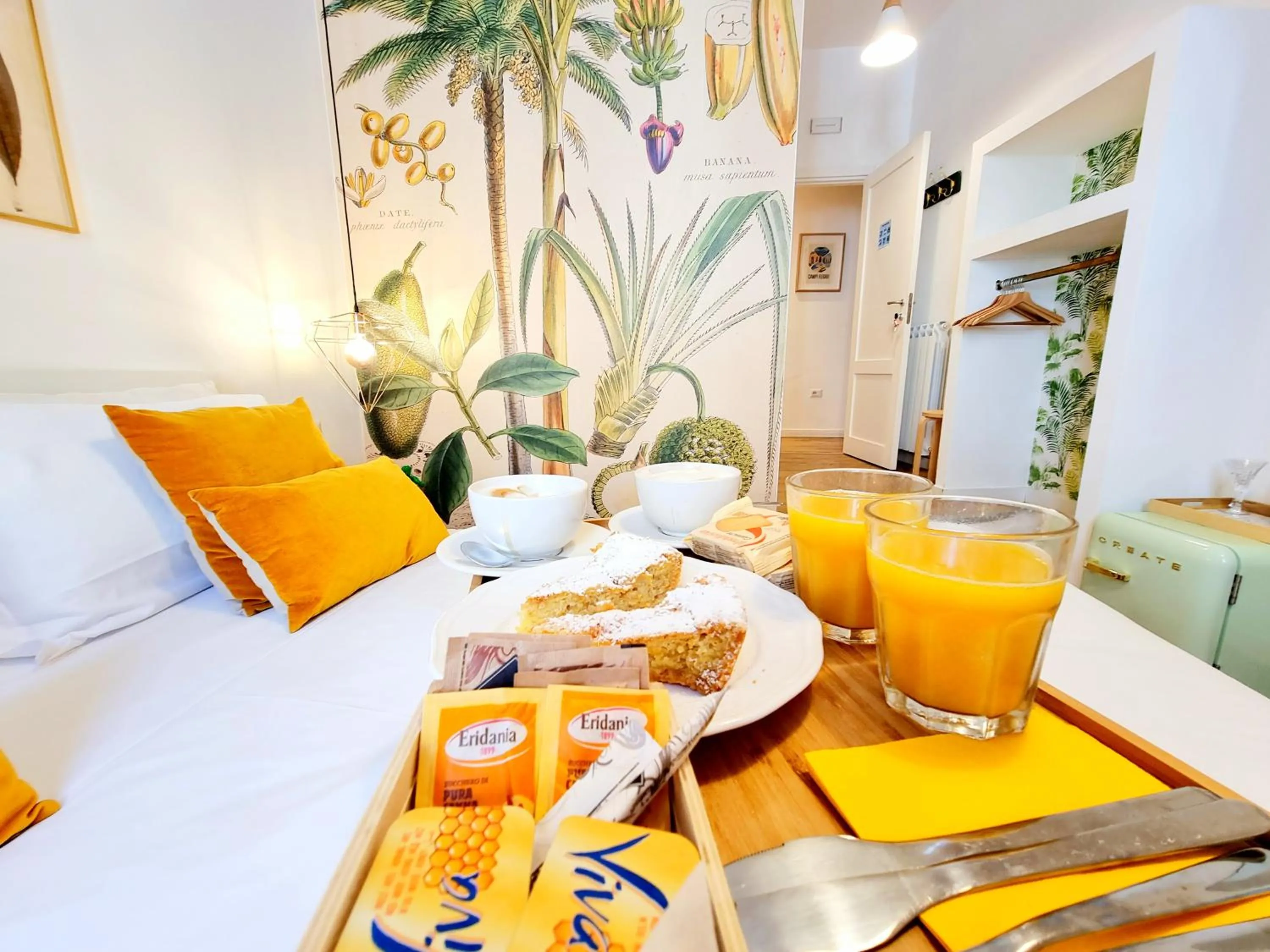 Photo of the whole room in Napoli Tree - Lungomare