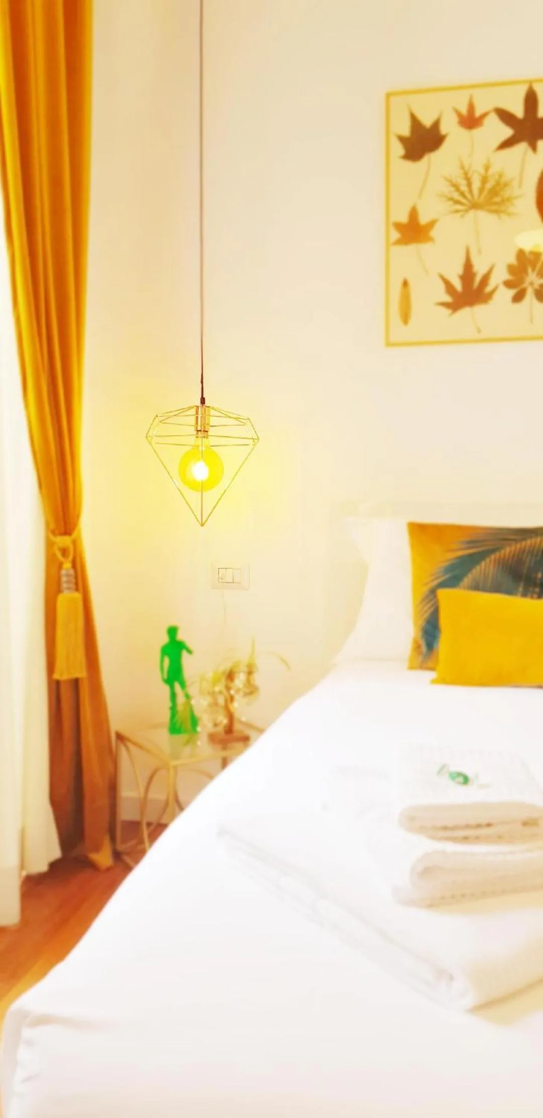 Photo of the whole room, Bed in Napoli Tree - Lungomare