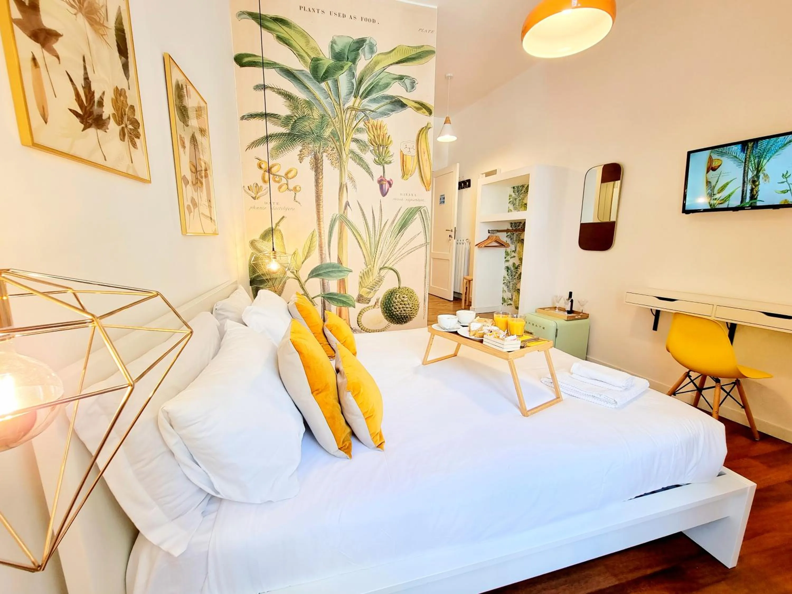 Photo of the whole room, Bed in Napoli Tree - Lungomare