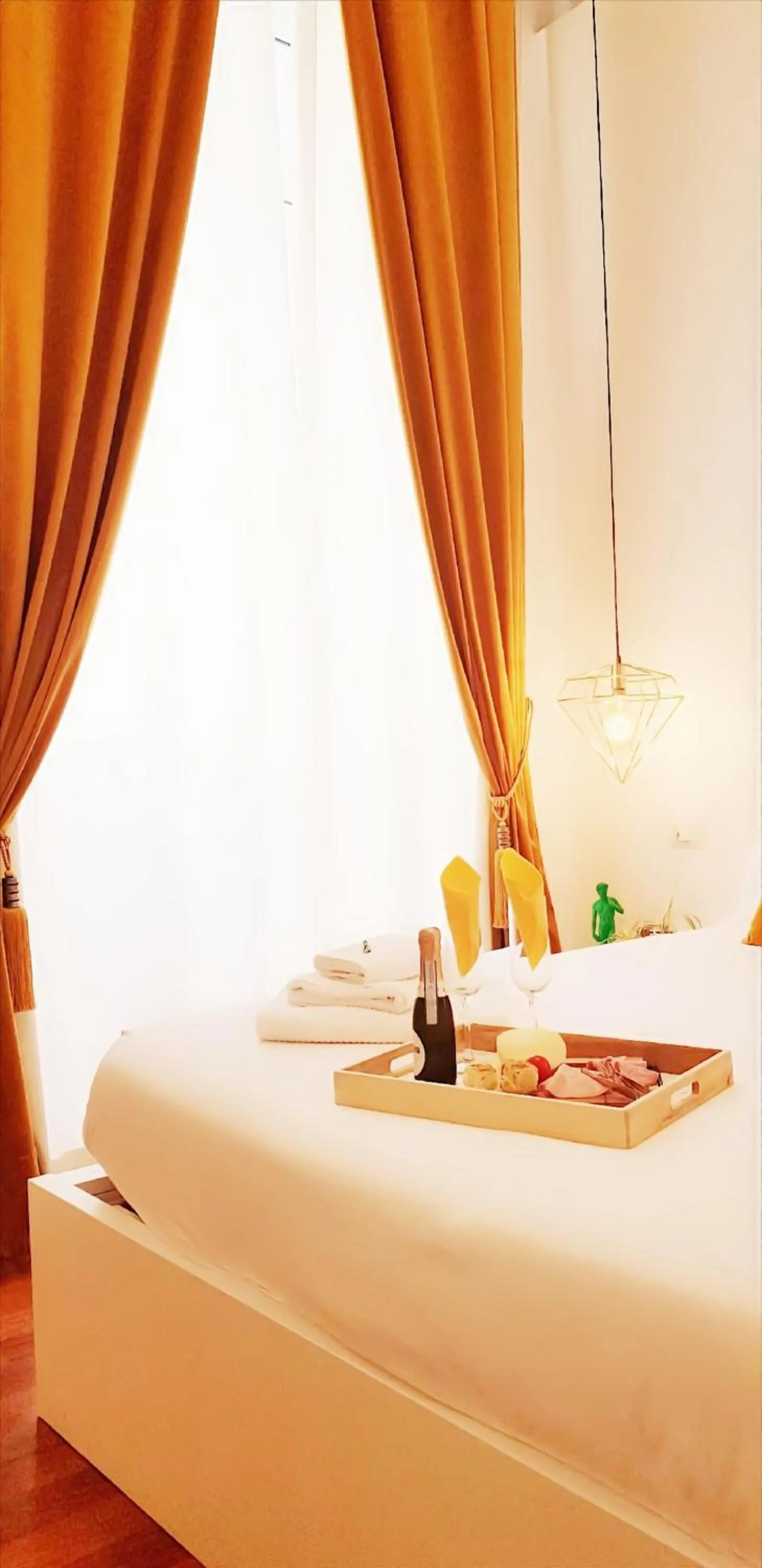 Photo of the whole room, Bed in Napoli Tree - Lungomare