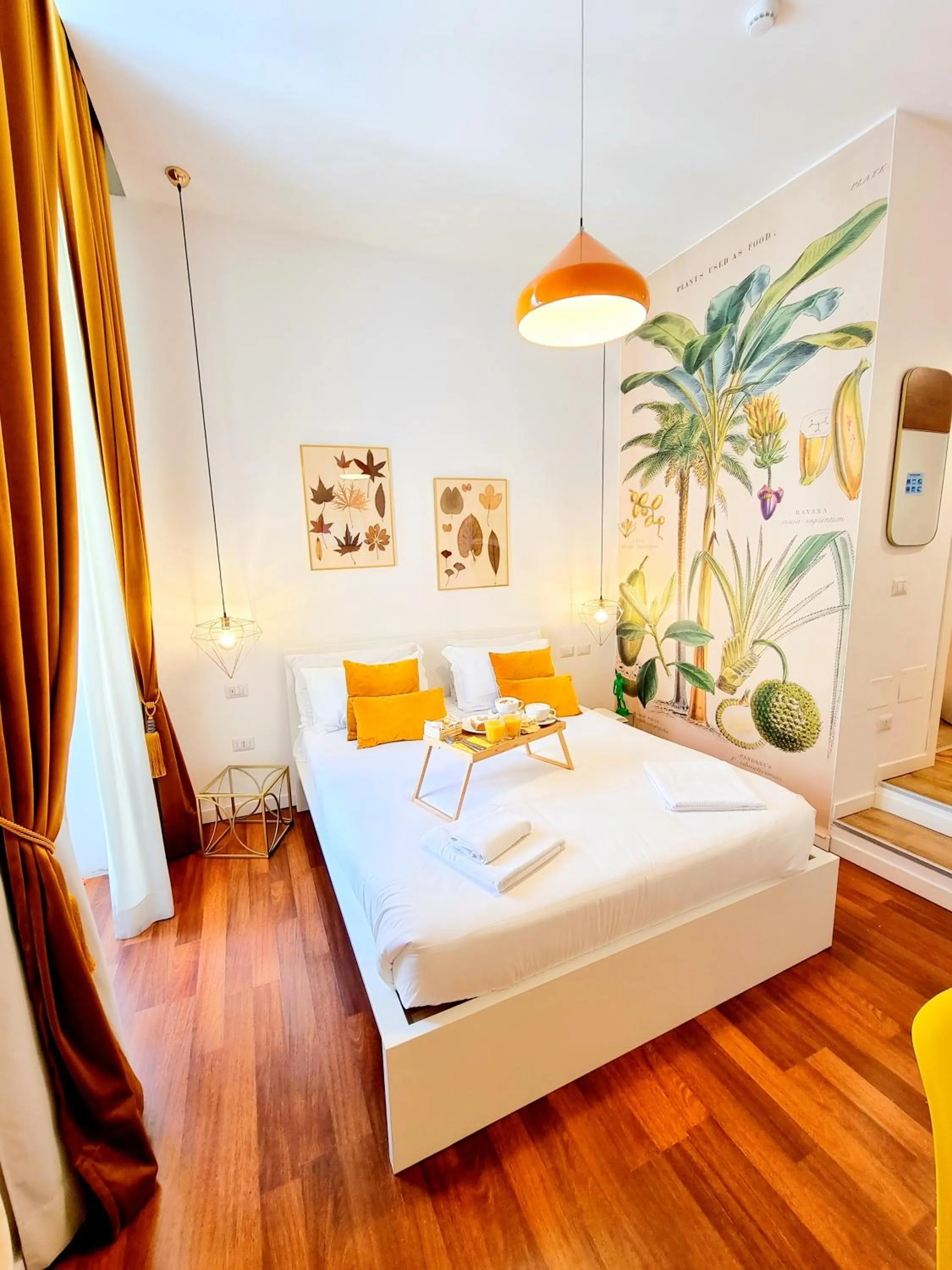 Photo of the whole room, Bed in Napoli Tree - Lungomare