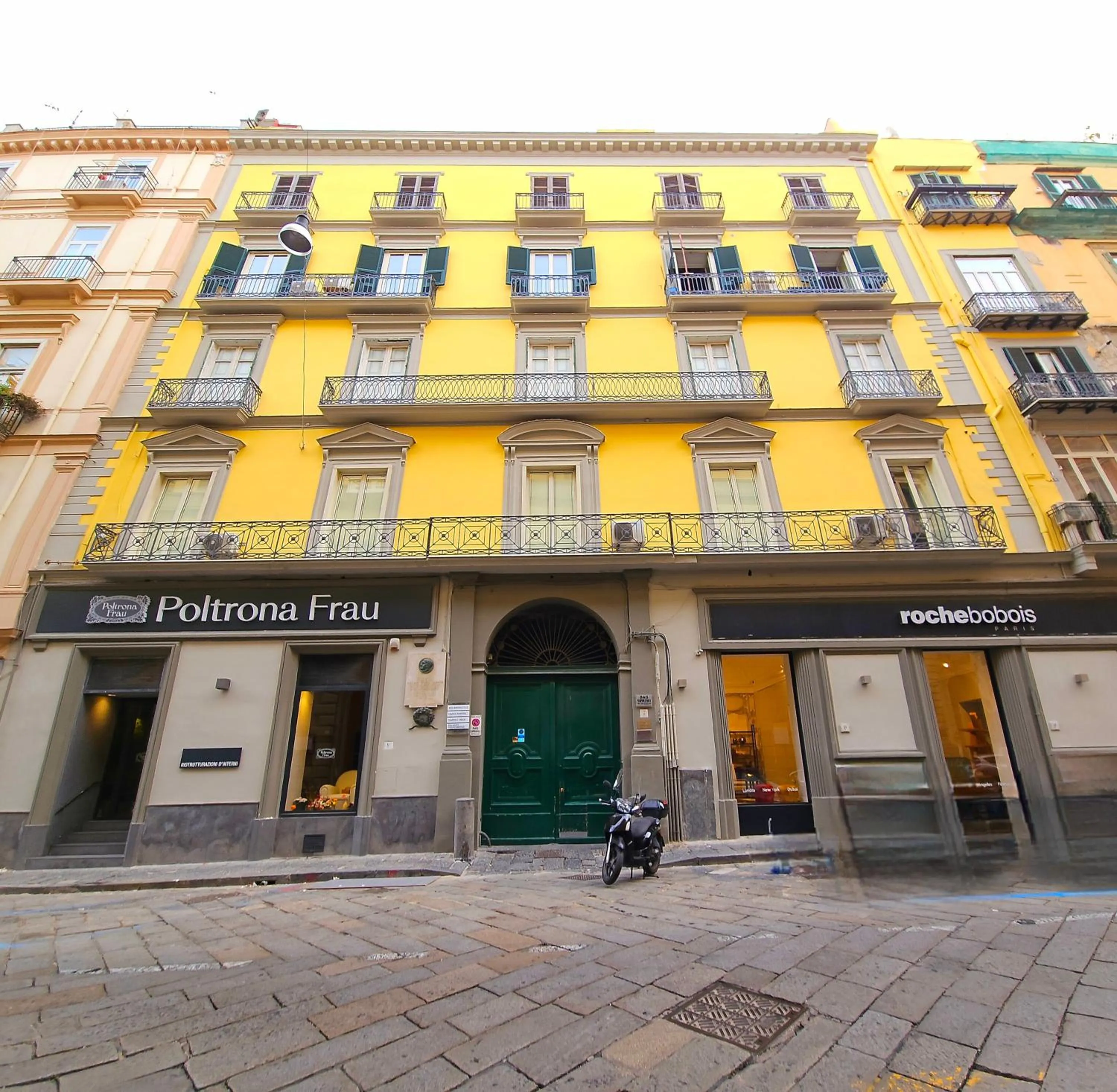 Property building in Napoli Tree - Lungomare