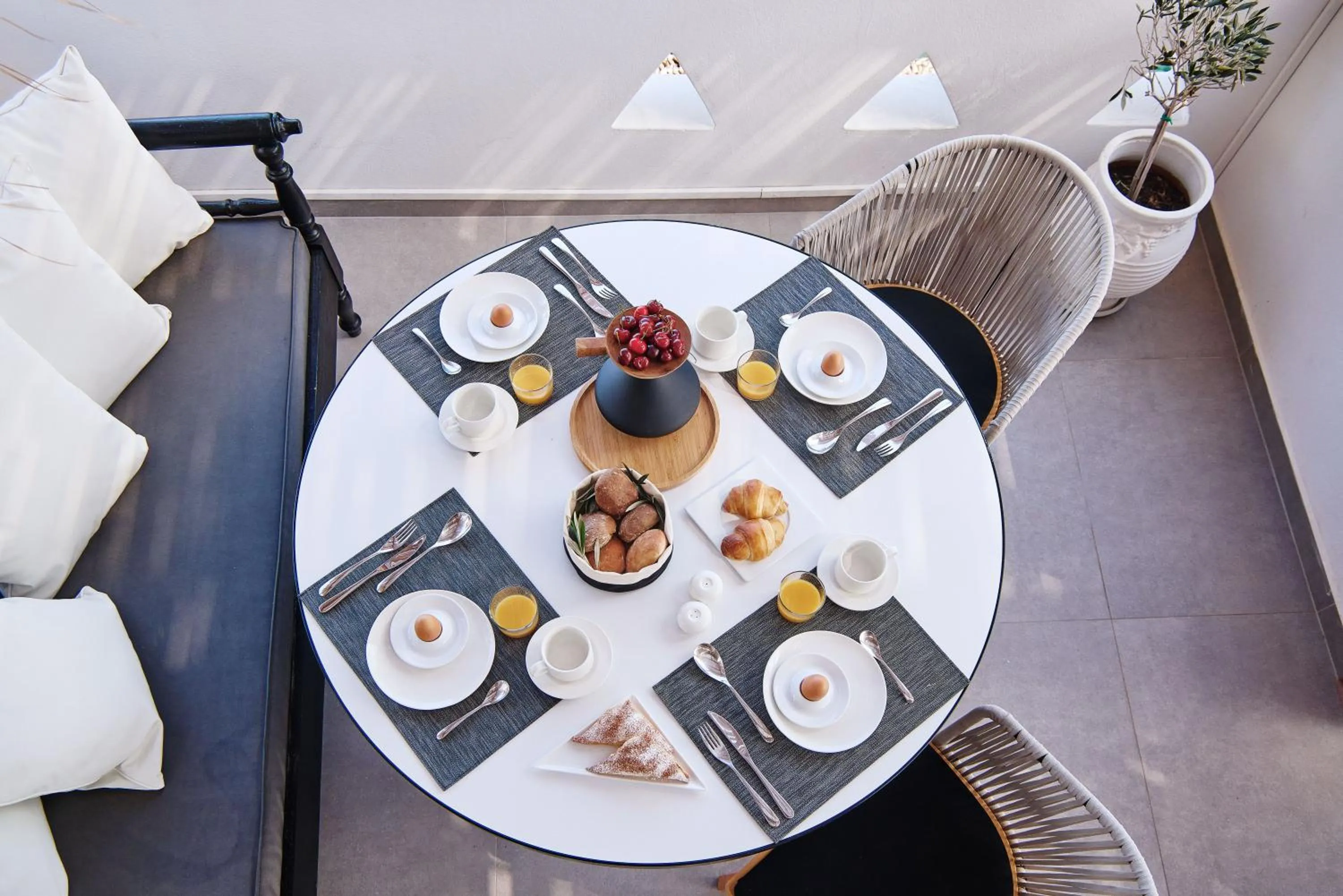 Food and drinks in Chrysalis Boutique - Adults Only