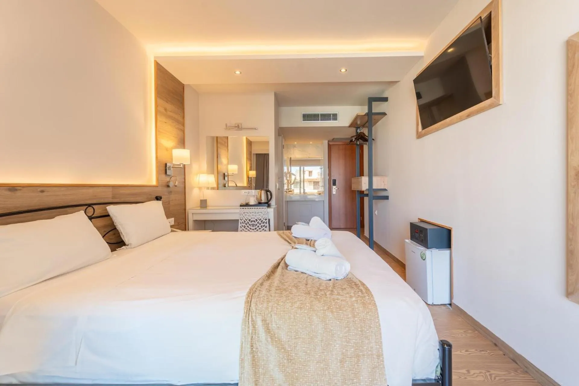 Communal lounge/ TV room, Bed in Arte Hotel