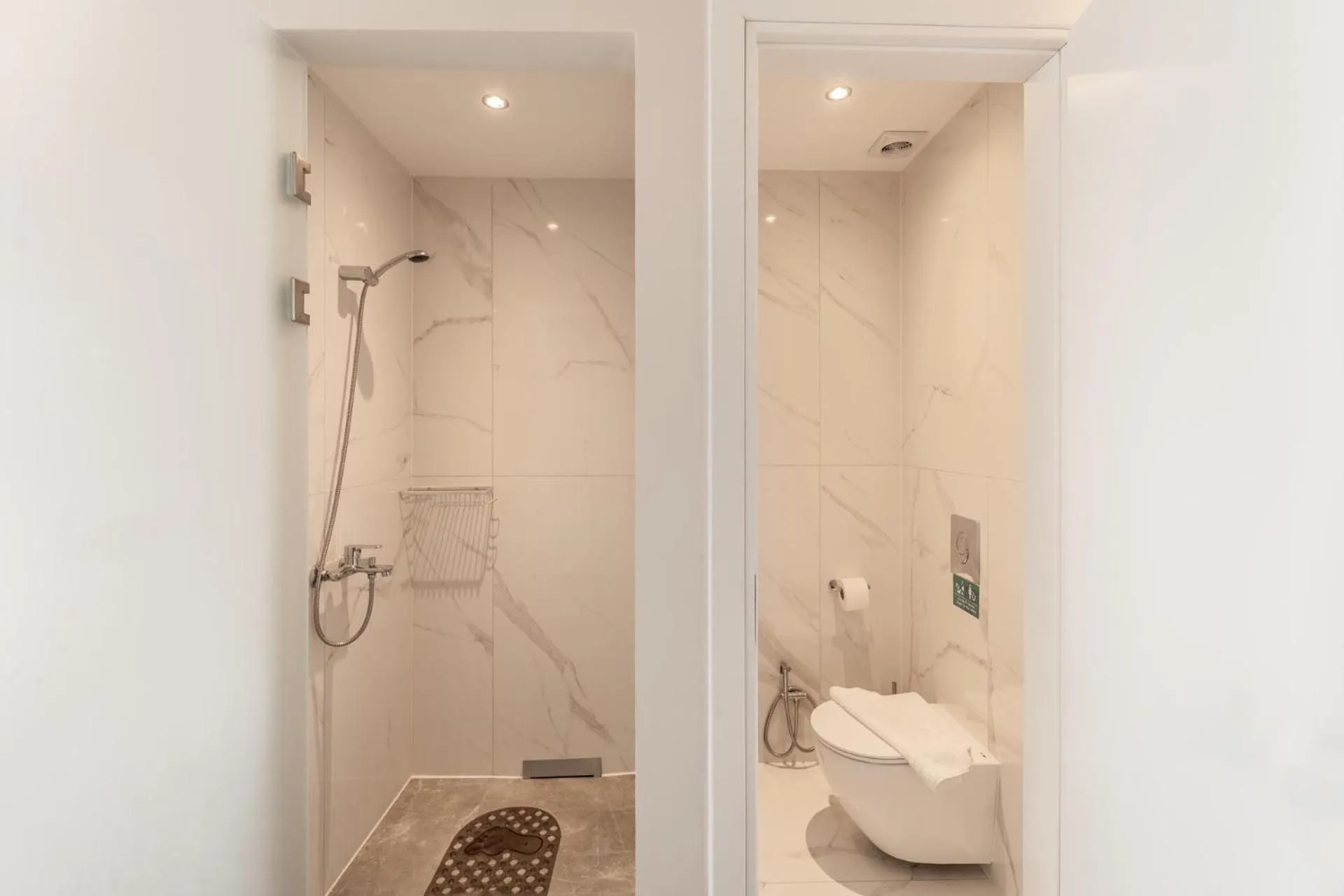 Toilet in Arte Hotel