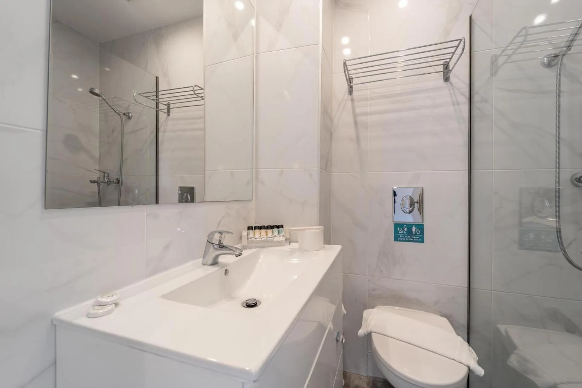 Toilet in Arte Hotel