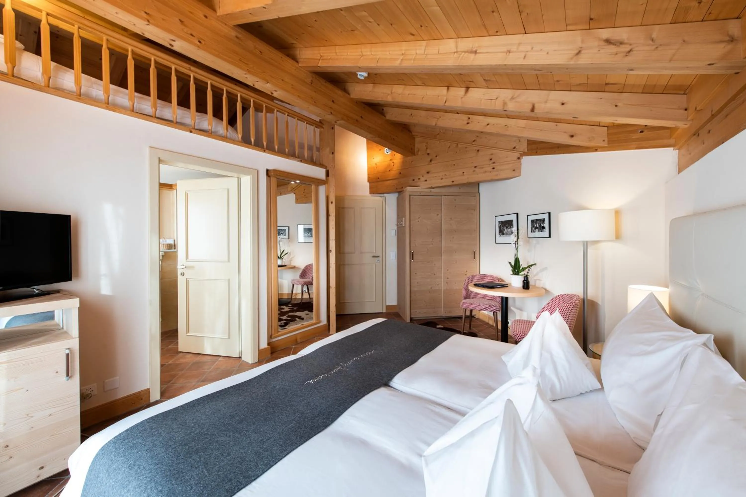 Bed in GOLFHOTEL Les Hauts de Gstaad & SPA