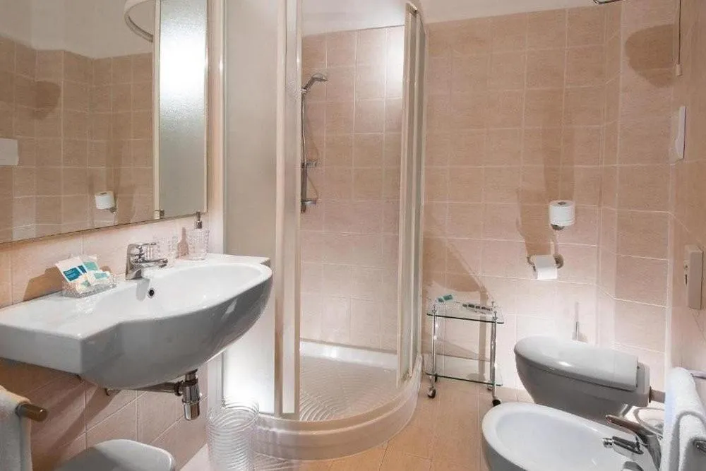 Shower in Hotel Nord Est