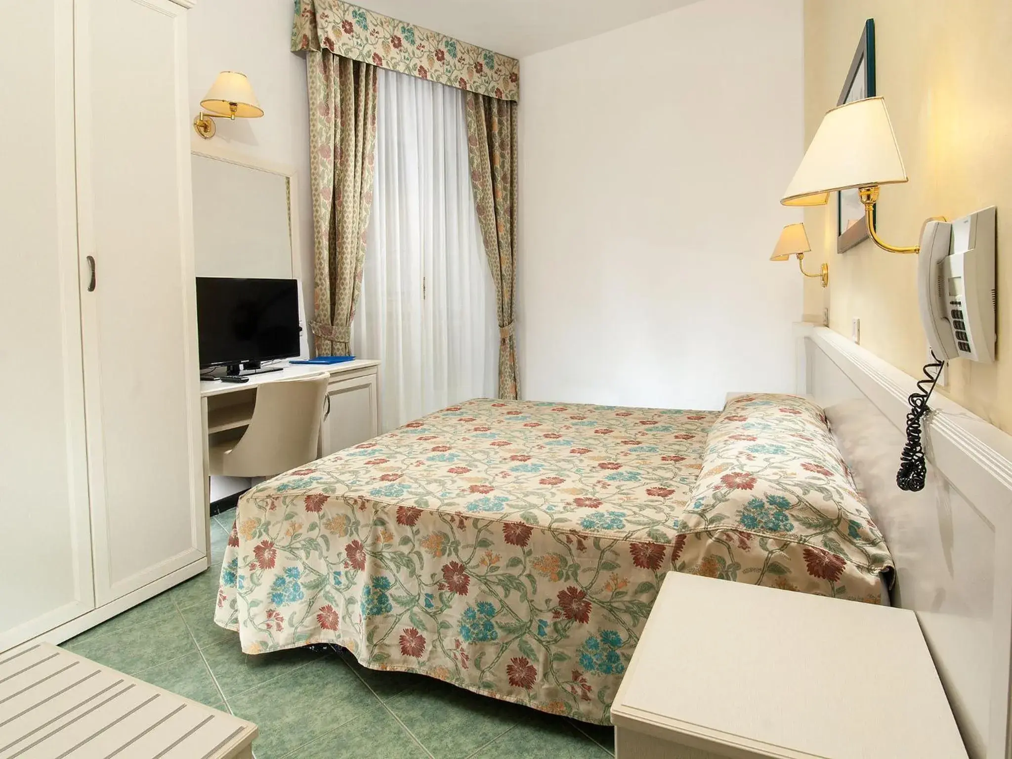 Double Room with Side Sea View in Hotel Nord Est Double Room with Side Sea View in Hotel Nord Est