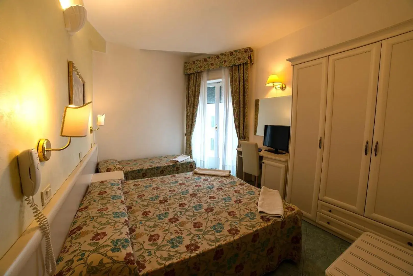 Triple Room with Balcony in Hotel Nord Est Triple Room with Balcony in Hotel Nord Est