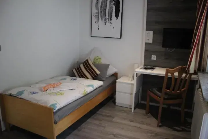 Single Room with Balcony - single occupancy in Waldpension Pfeiferhaus Single Room with Balcony - single occupancy in Waldpension Pfeiferhaus