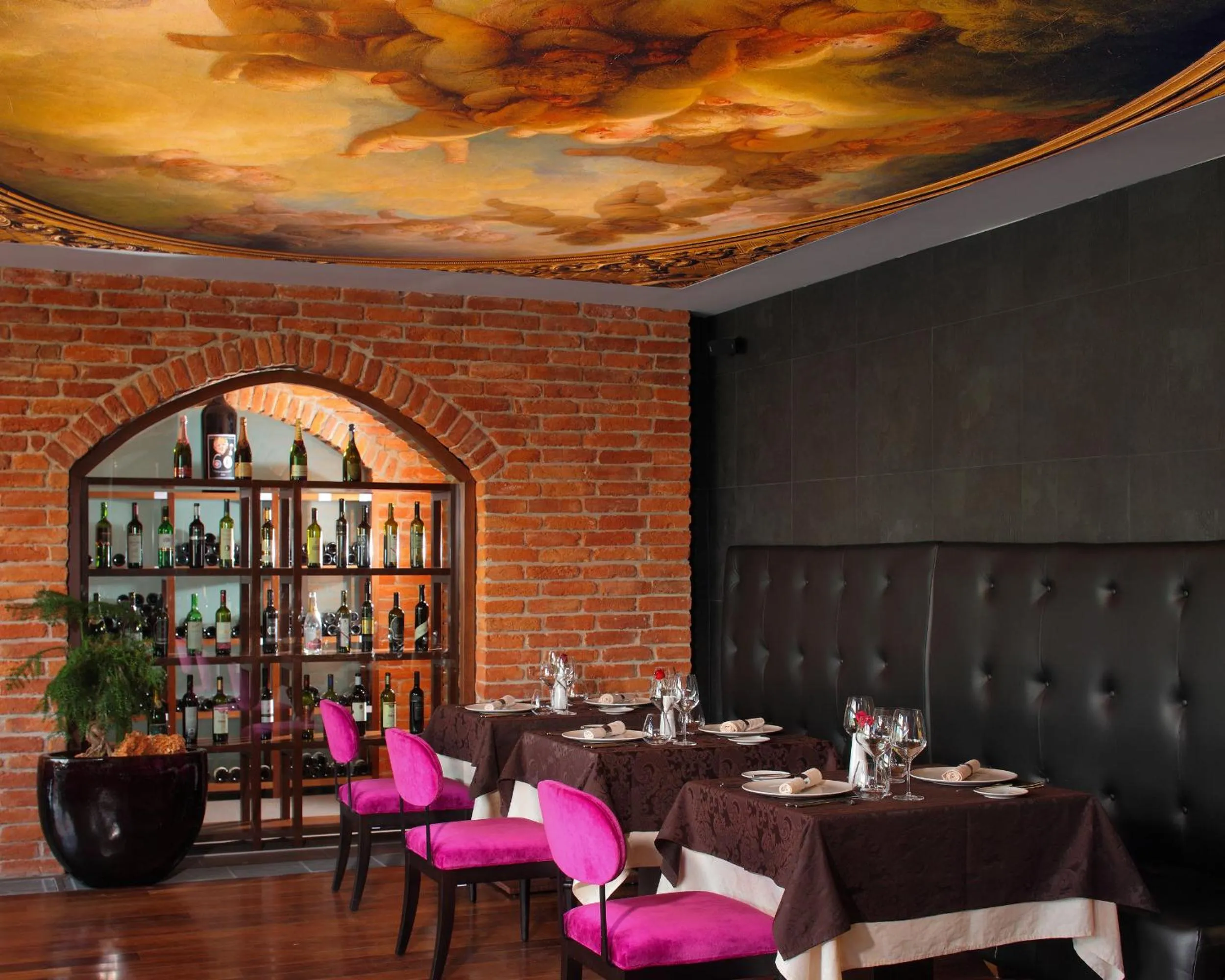 Restaurant/places to eat in Hotel Kaj